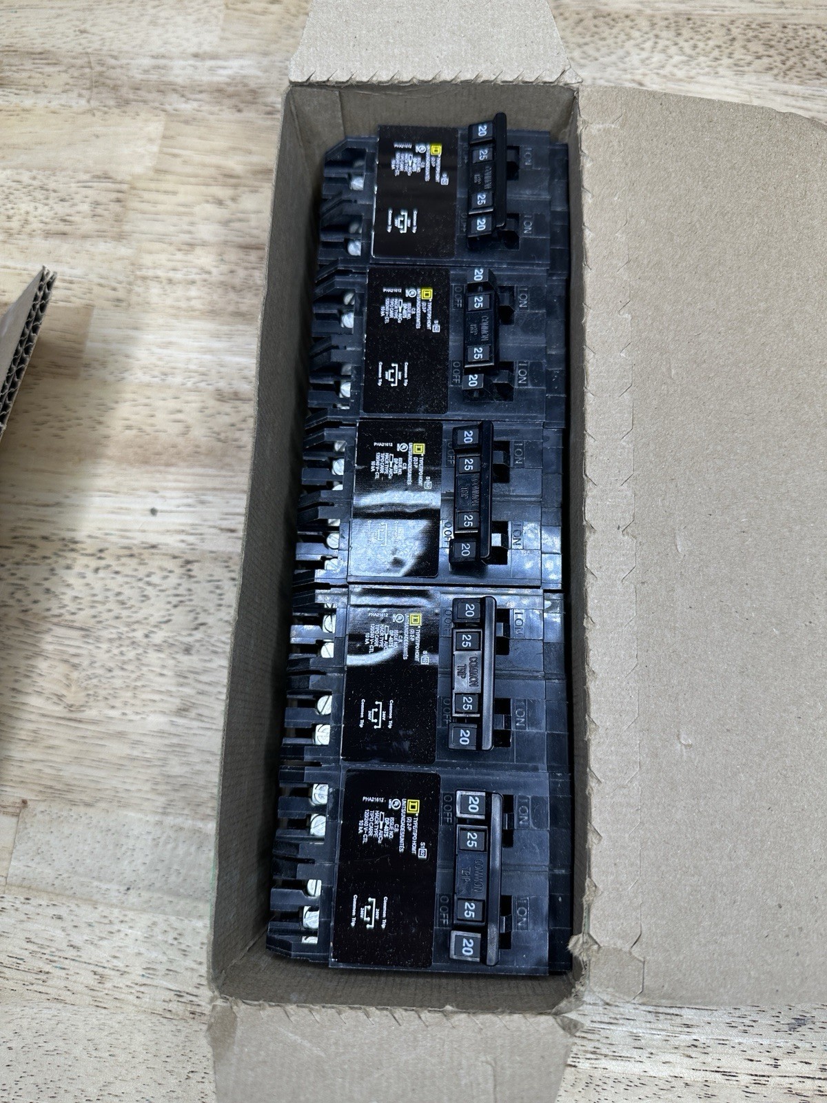 Square D HOMT220225CP Homeline Tandem Circuit Breaker 20/25A 2-Pole Lot of 5