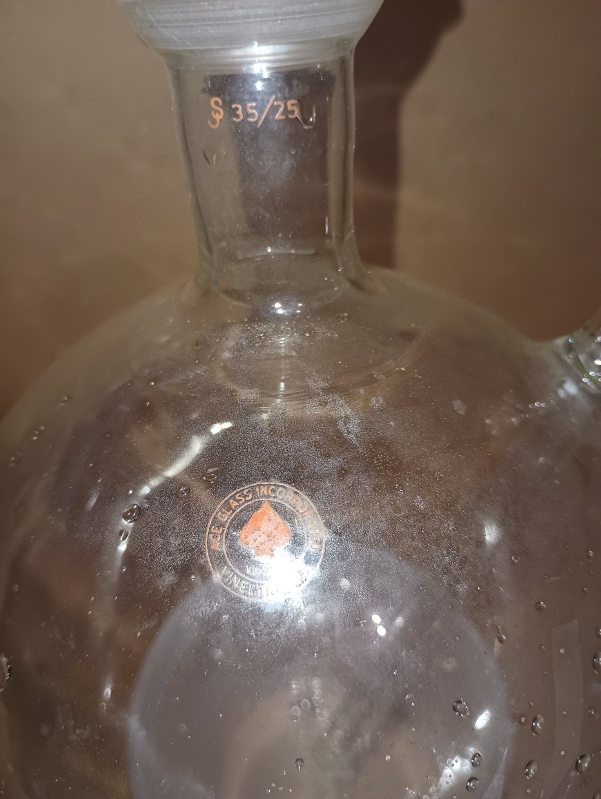 PYREX 2000 ML ROUND BOTTOM FLASK WITH THERMOMETER WELL