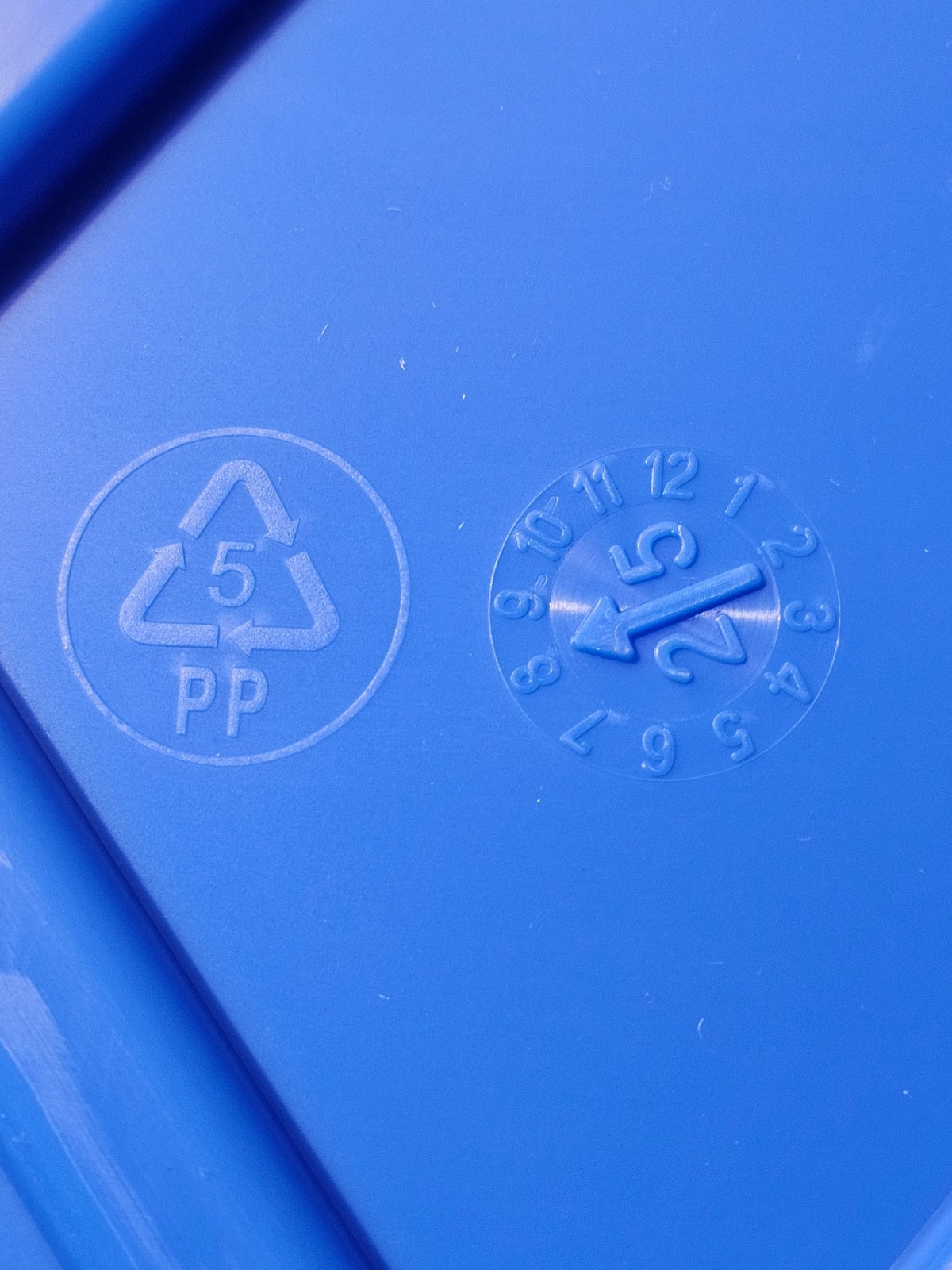 (QTY 2) Greenmade 30-in. x 20-in. Blue Snap Lock LID For 27 Gallon Storage Box
