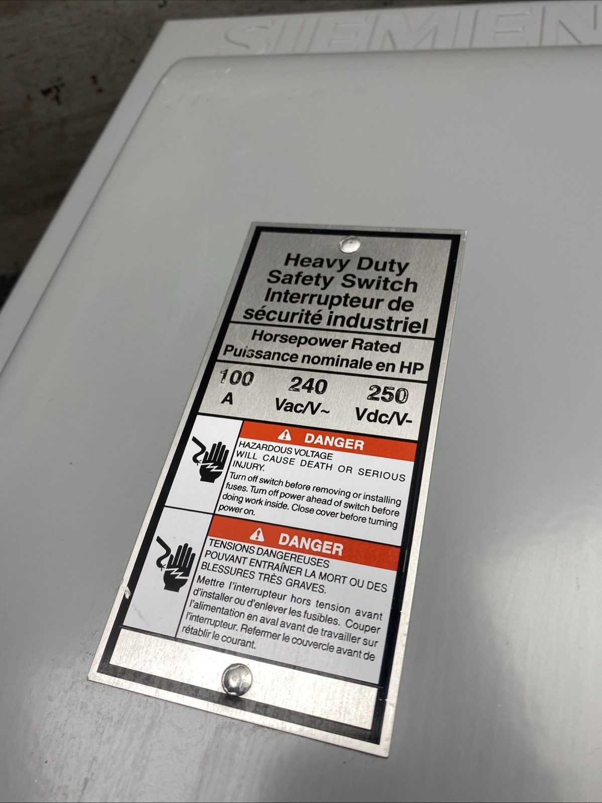 Siemens HFC323J Enclosed Fused Low Voltage Heavy Duty Safety Switch,240VAC,100 A