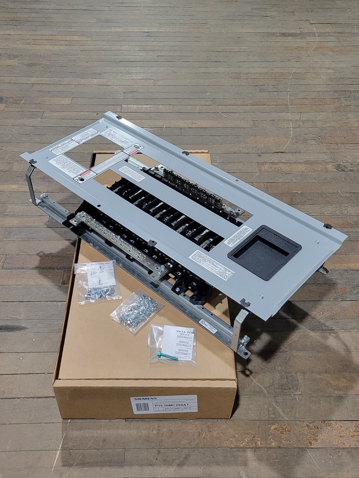 Siemens P1E30MC250AT Main Panelboard Interior 250A 3P 4W 3PH 480/277V 30 Circuit