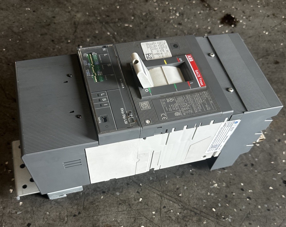 ABB SACE TMAX XT5N 400 250 AMP LSI CC8A027885 XT5NU325AFYN000xxx
