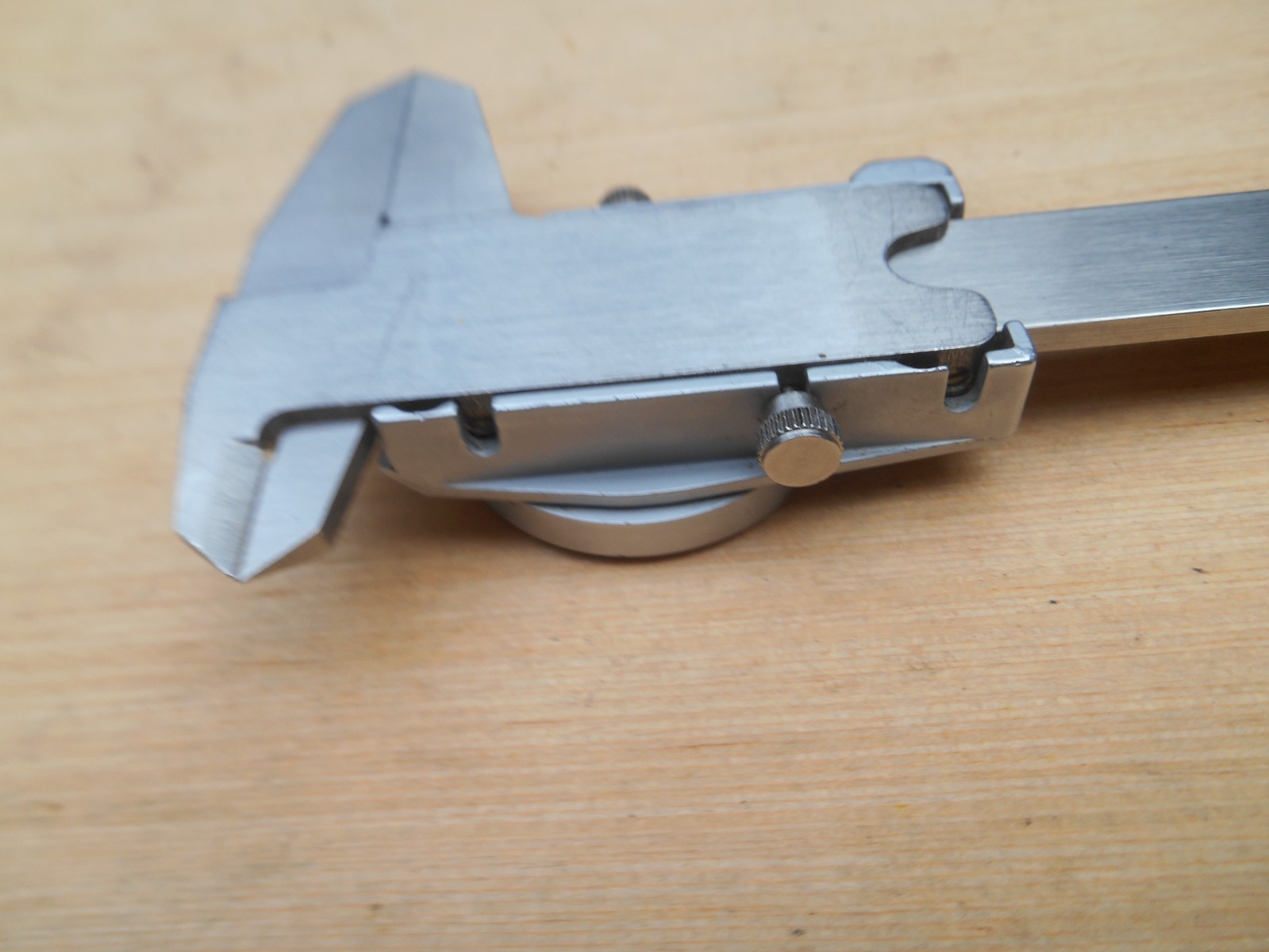 BROWN & SHARPE 599-574-5 DIAL CALIPER 6″ WITH WOOD CASE
