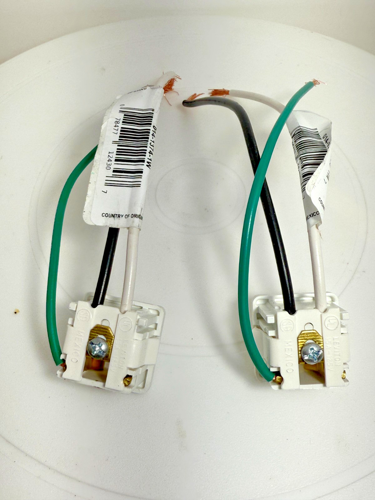 (Lot of 2) Leviton 1374-1W 15A 125V Snap-In Receptacle Grounding White