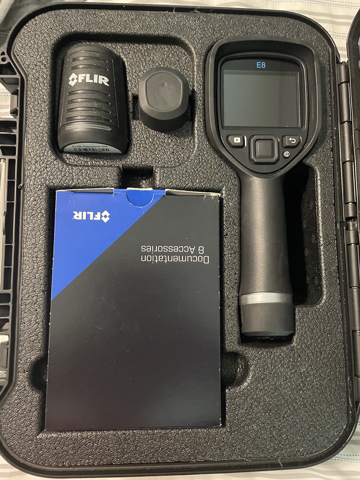 FLIR E8-XT Thermal Imaging Camera w/ Case and Accessories IR Scanner