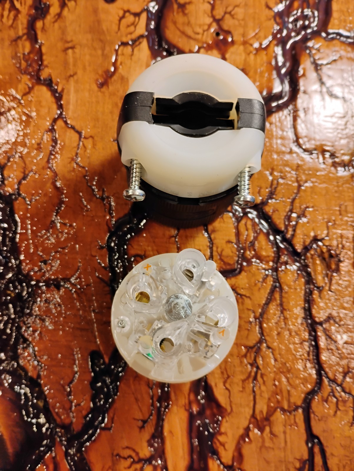 Hubbell HBL2711 – NEMA L14-30P Twist Lock Plug, Rated 30A, 125/250V