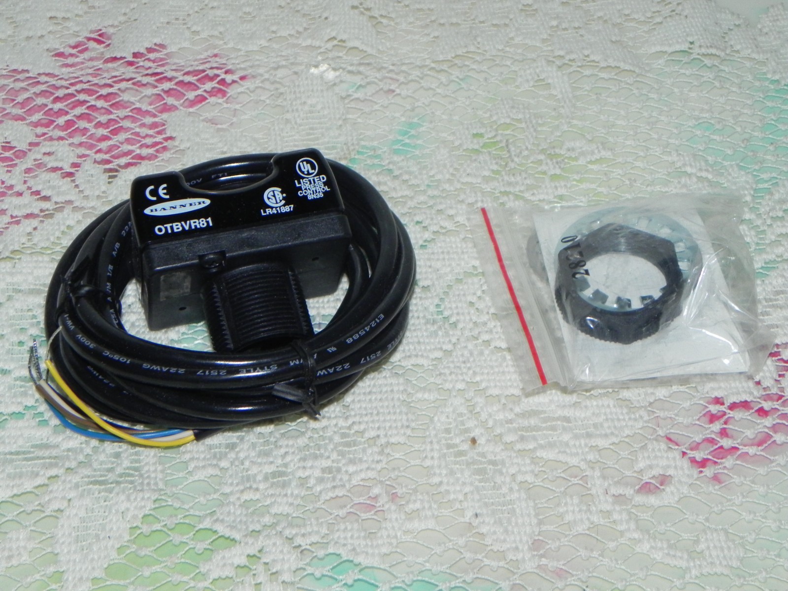Banner QTBVR81 Photoelectric Switch Activates with Finger in Yoke20–30V AC or DC