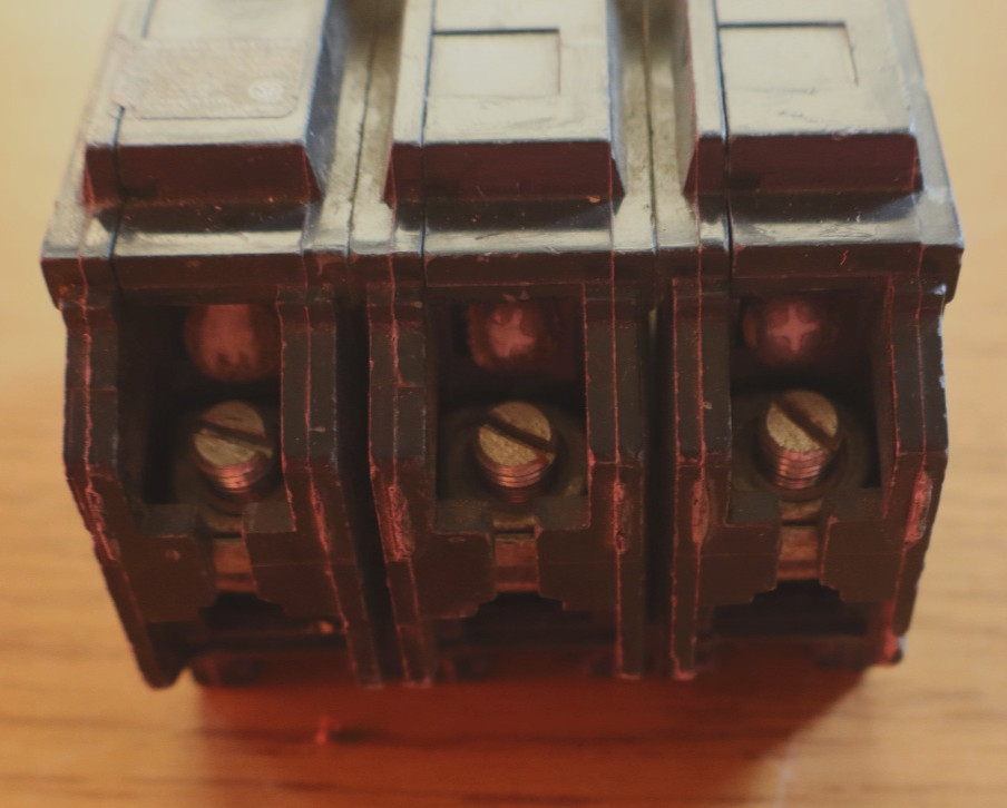1 GE 40 Amps 120/240V 3 Pole Circuit Breakers LP-3897
