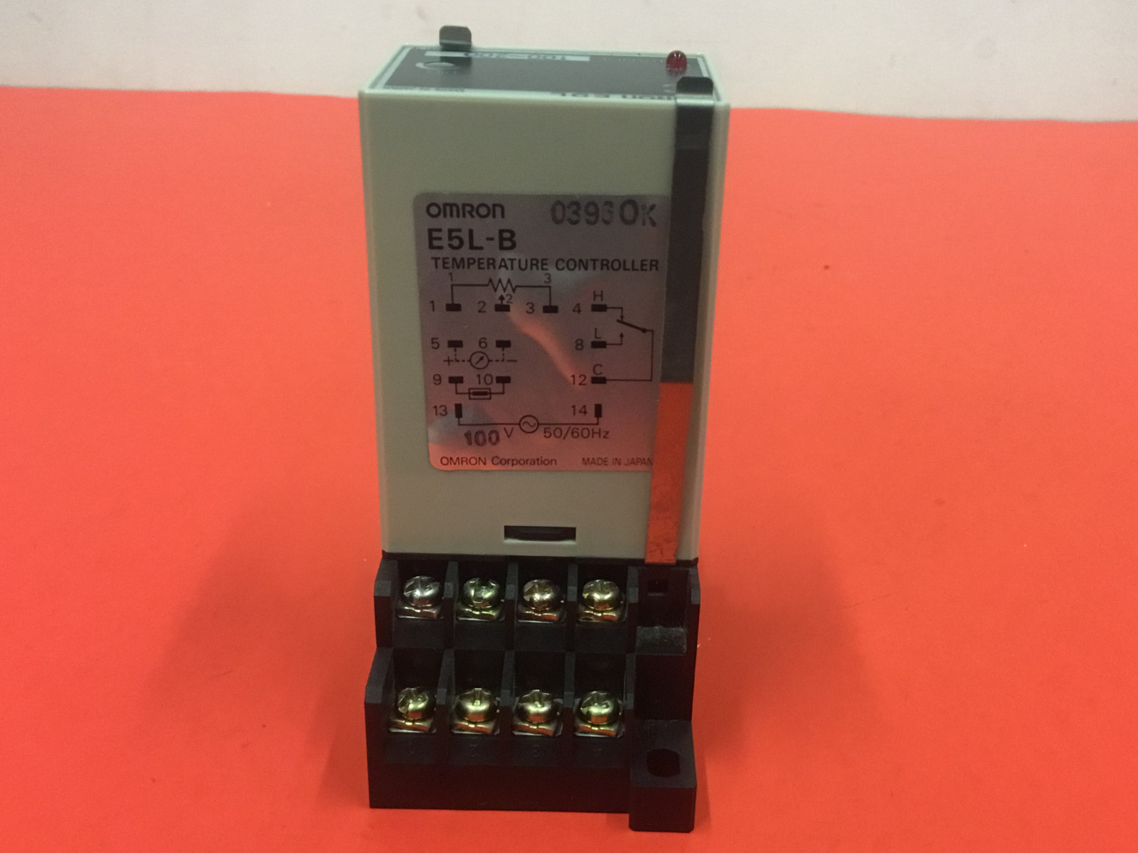 OMRON – P/N: E5L-B – Range 100~200 – Temperature Controller