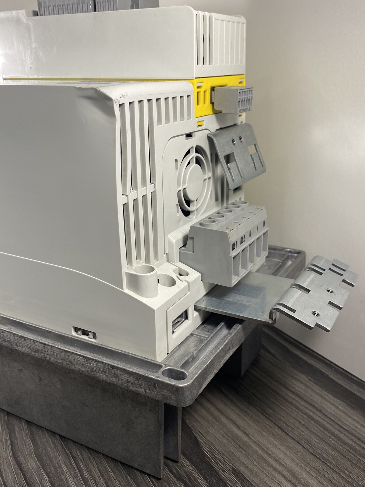 New Comau Profinet VersaDrive TAL-S389148 S389148 AC Drive 11.0kW – USA