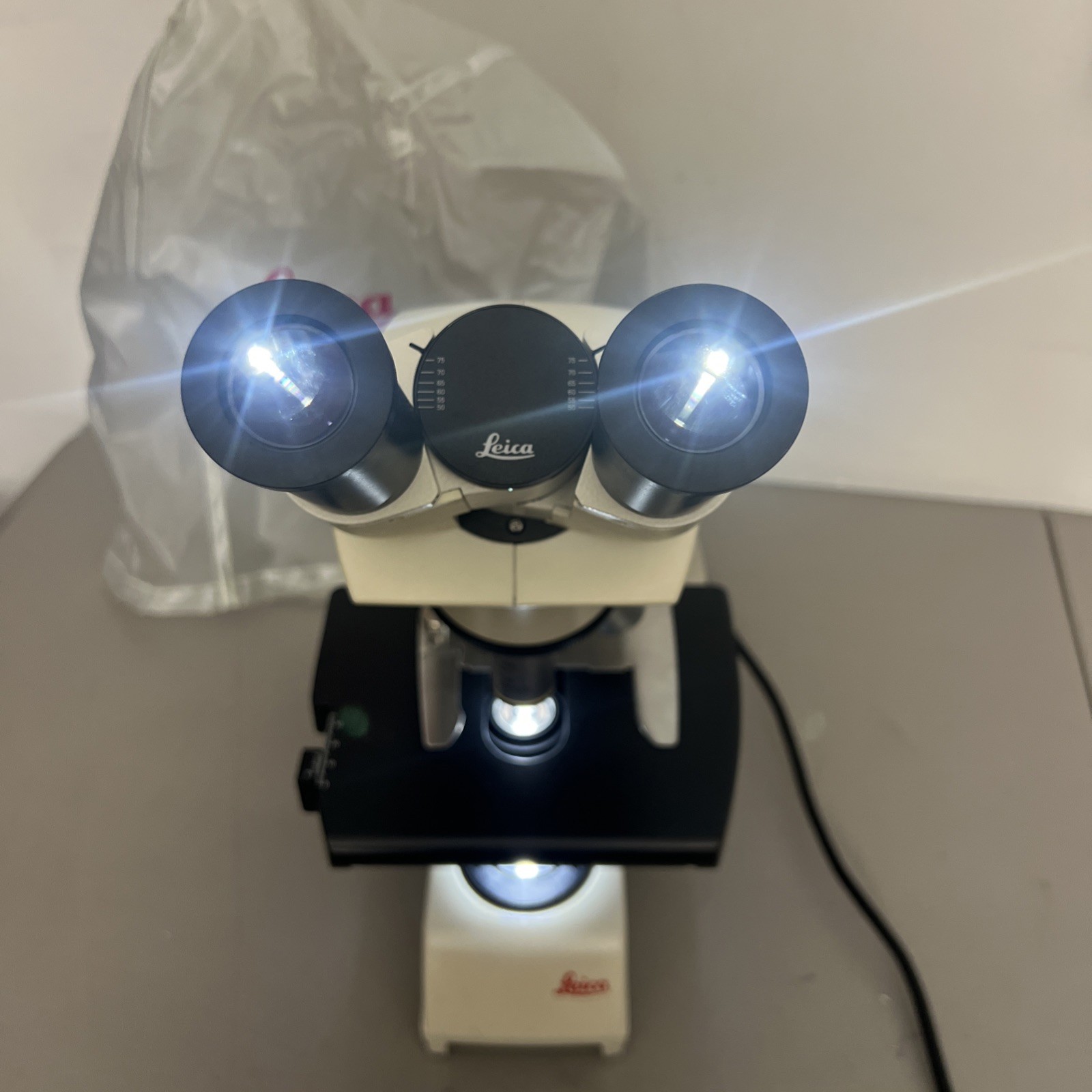Leica DM500 Binocular Educational Microscope w/ 4x, 10x, 40x, 100x Objectives