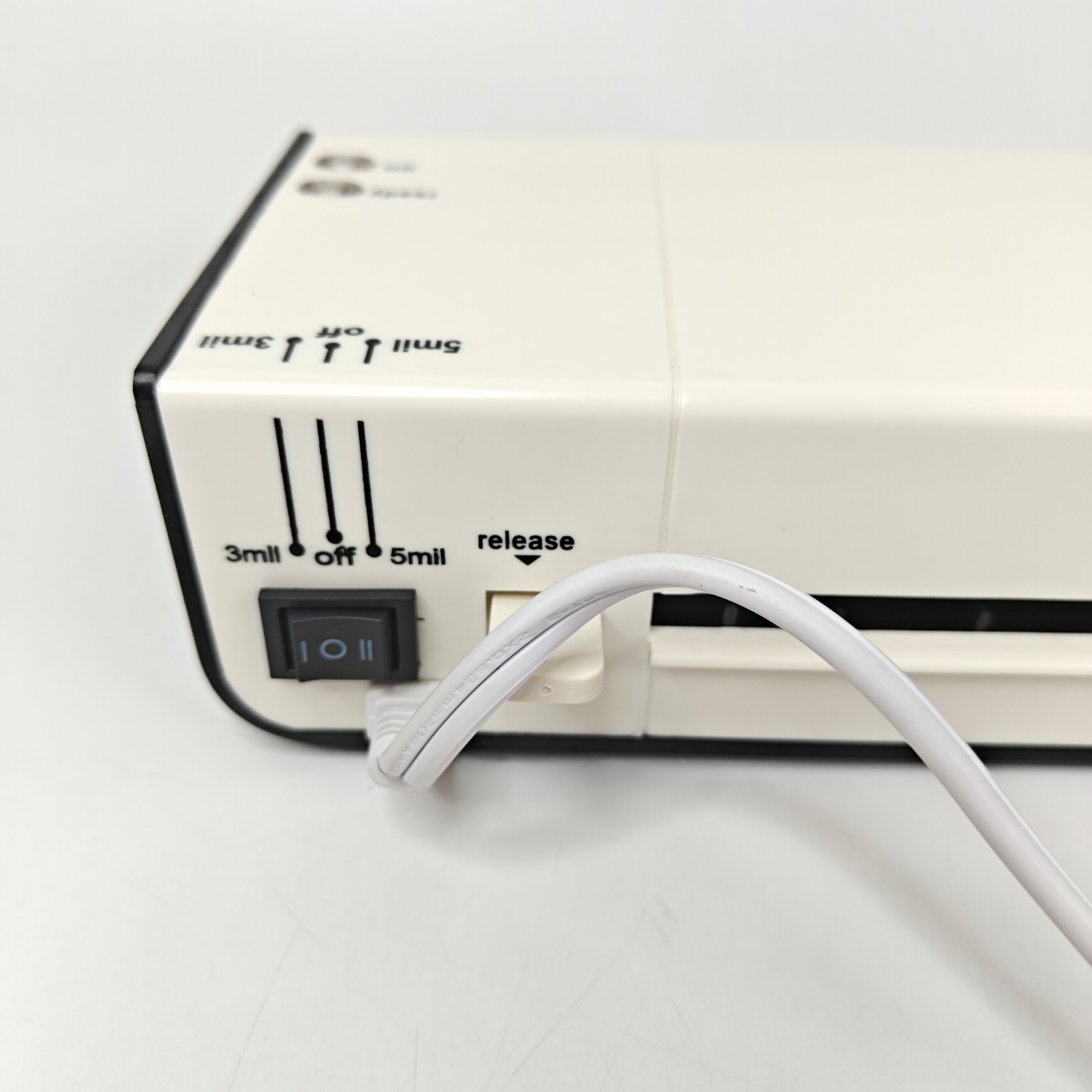 Amazon Basics PL9-US 9-Inch Thermal Laminator Machine White NEW w/Sample Pouchs