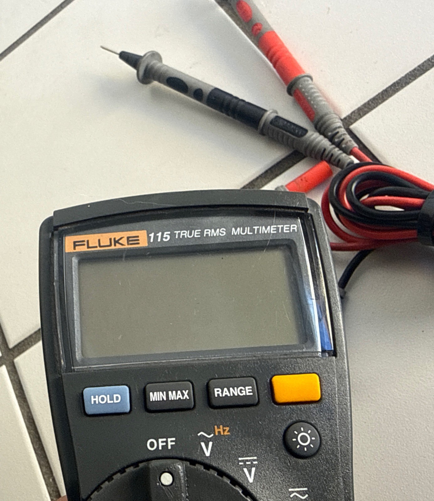 Fluke 115 True RMS Multimeter Leads 600V Cat III Ohms Range MV HZ Good