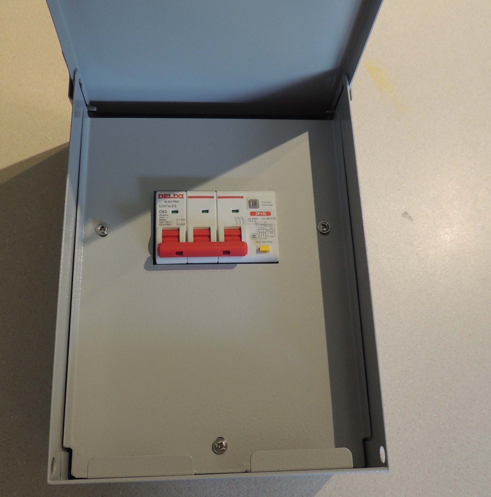 Delixi Navigator DZ47sLES 3 phase/Neutral Residual current circuit breaker, NEW