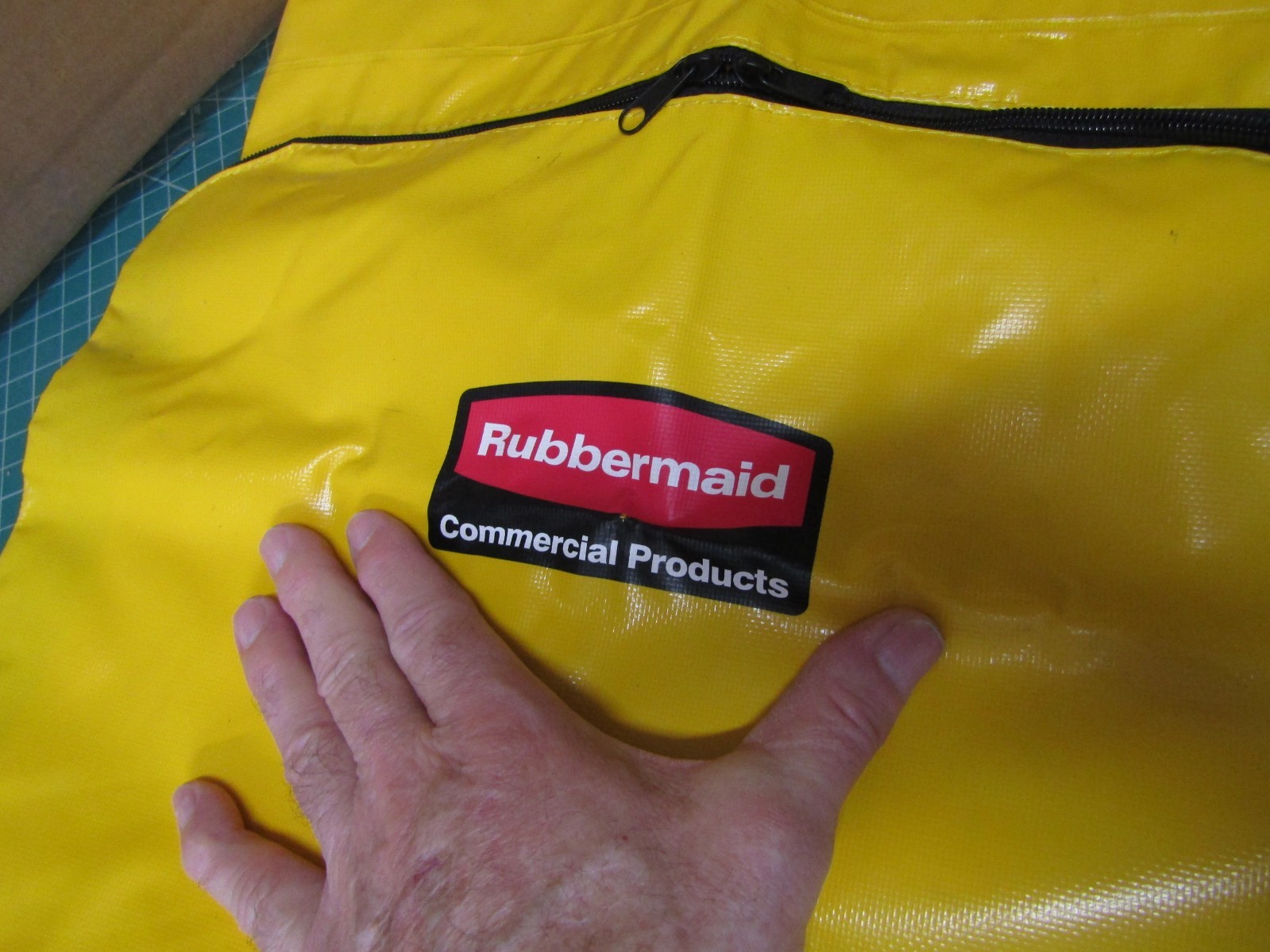 1 – Rubbermaid Commercial 1966719 24 gal Zippered Vinyl Cleaning Cart Bag New –