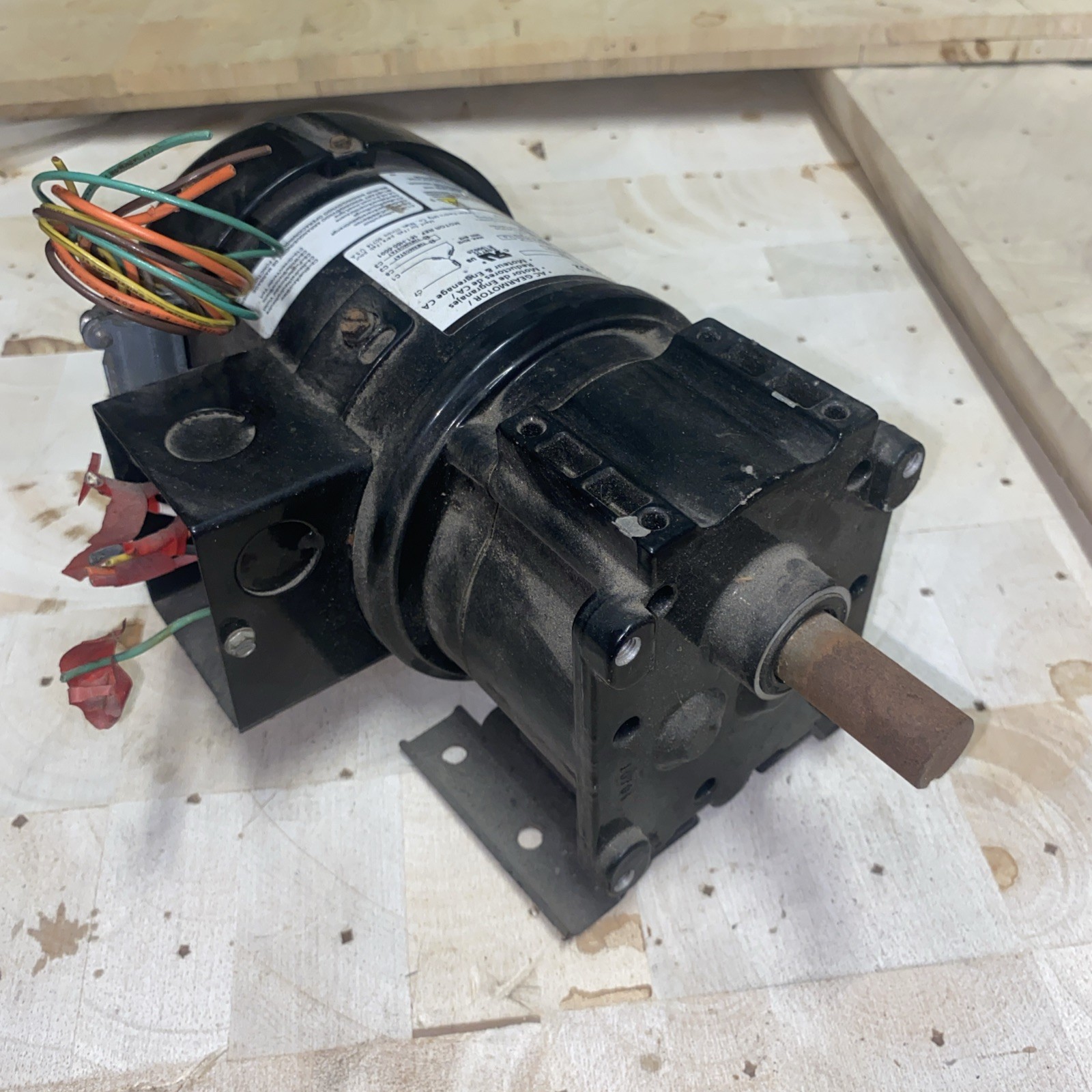 DAYTON 4ZJ52 AC Gearmotor Single Output Shaft 61 Rpm 244″-lb Torque