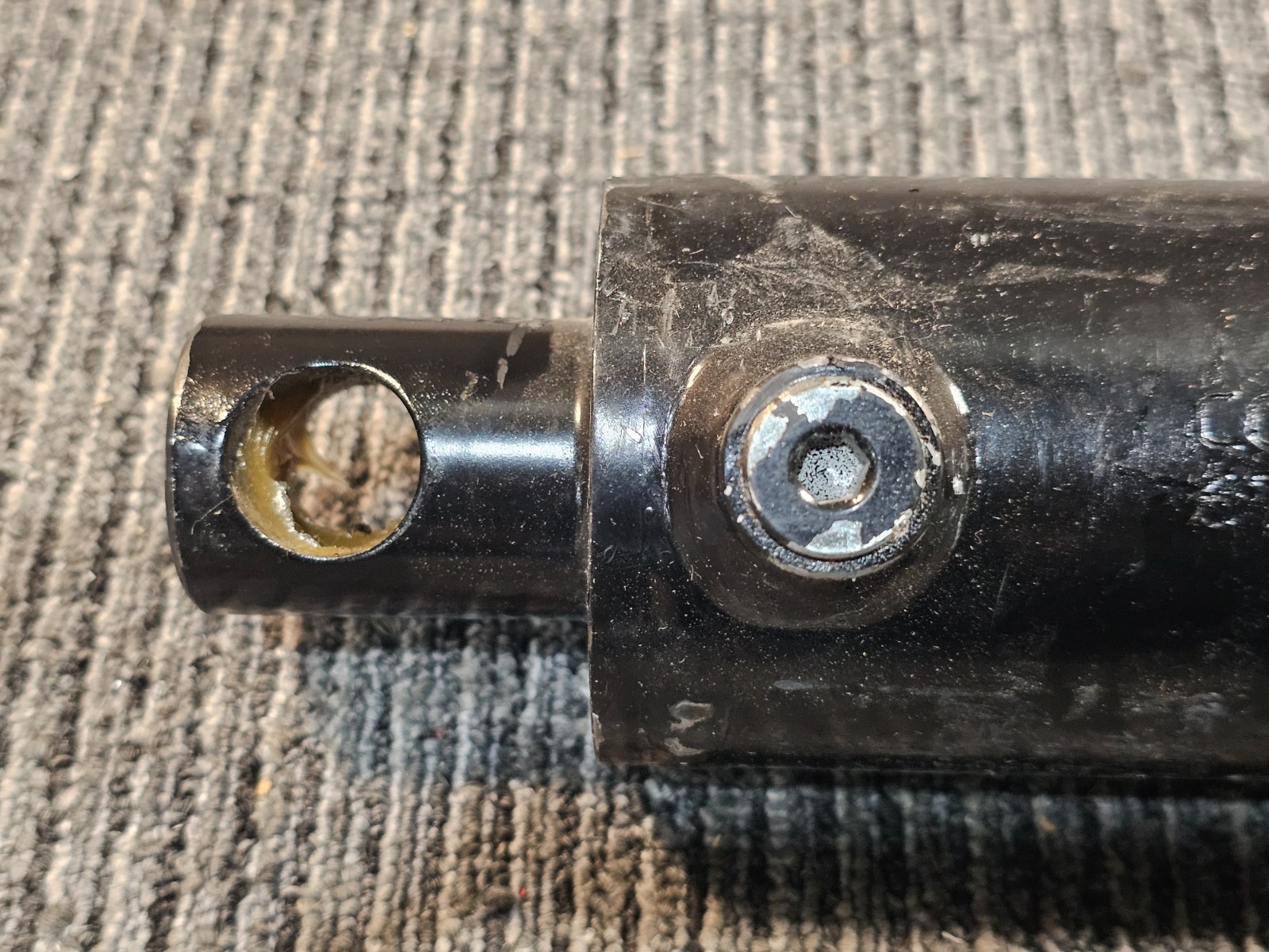 Col Hyd Hydraulic Welded Cylinder 2.89″ OD x 26″ Retracted x 1.76″ Rod