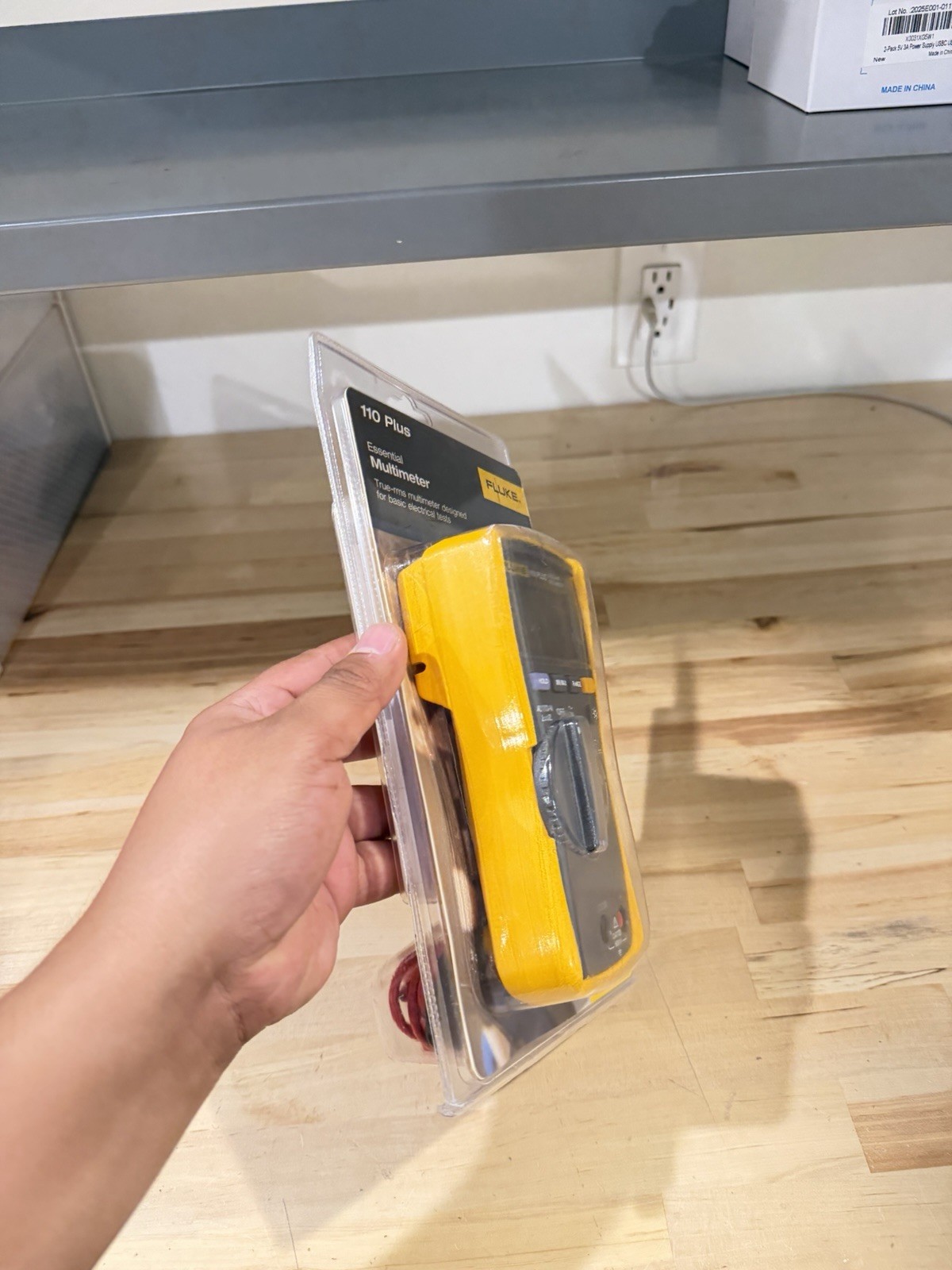 FLUKE 110 PLUS ESSENTIAL MULTIMETER W/ LEADS SHIPS FAST