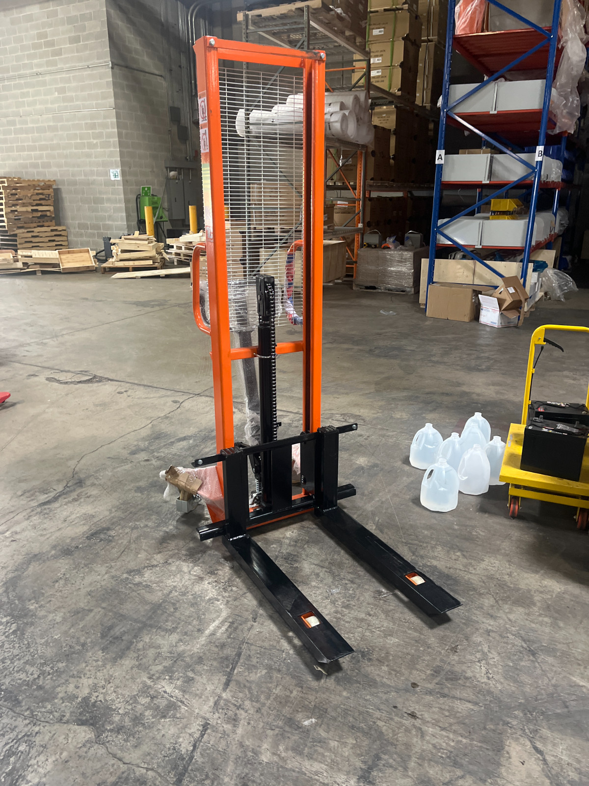 APOLLOLIFT Used 1100lbs Hydraculic Hand Manual Straddle Stacker 63″ Lift