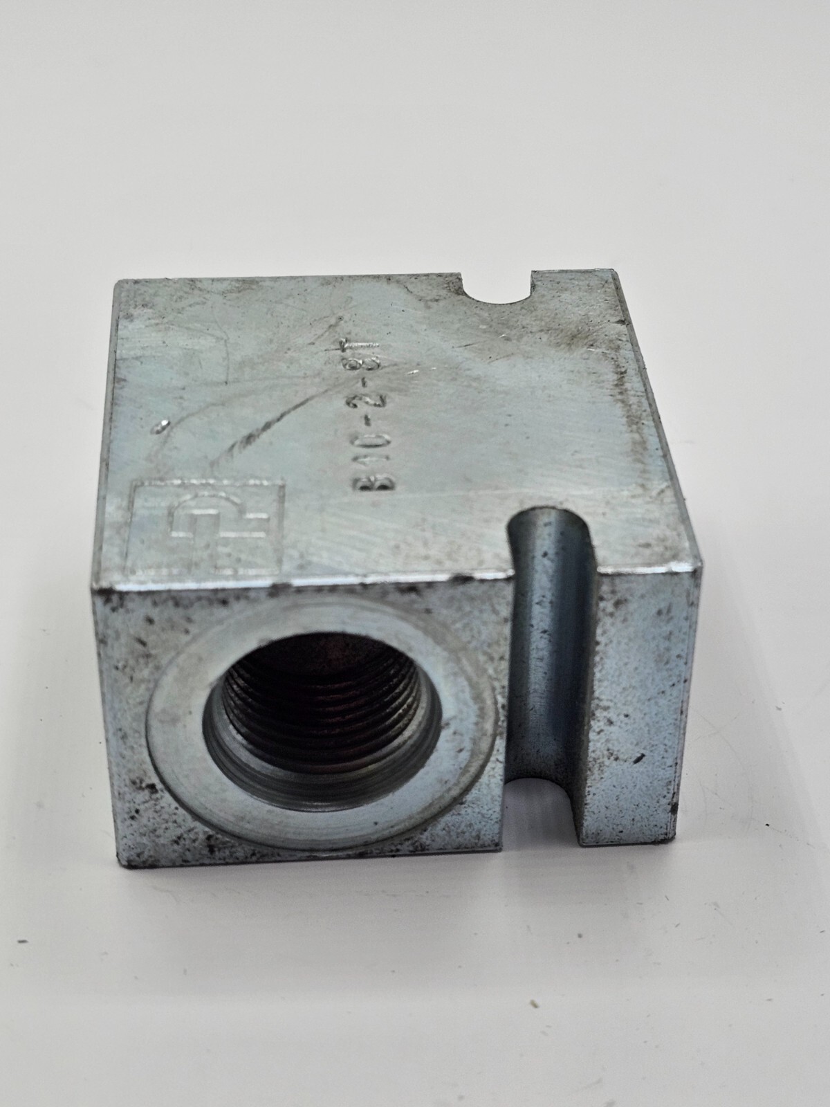 PARKER B10-2-8T Valve Base,3/4-16 SAE,Steel,10-2 Cavity 4DMK6