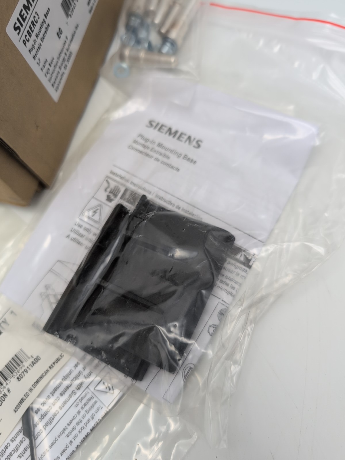 NEW IN BOX SIEMENS PCBERC3 PLUG-IN MOUNTING BASE. FAST SHIP! LOW PRICE GUARANTY