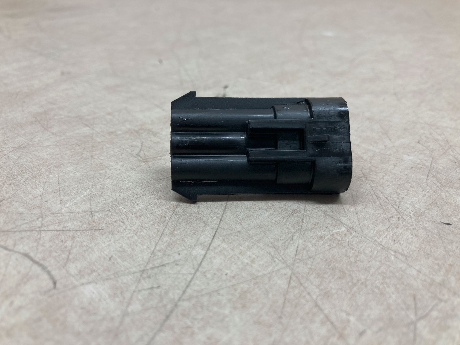 Lot of 70 DELPHI PA66 CONN 3P RCPT MP150 12129615-B