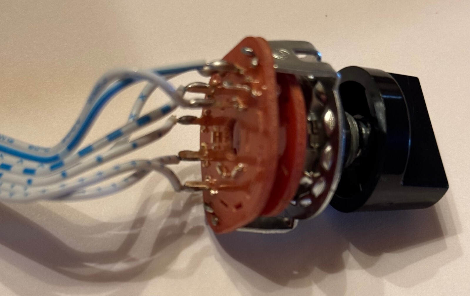 (1P6T) 1 Pole 6 Position Selectable Rotary Switch, with control knob included.