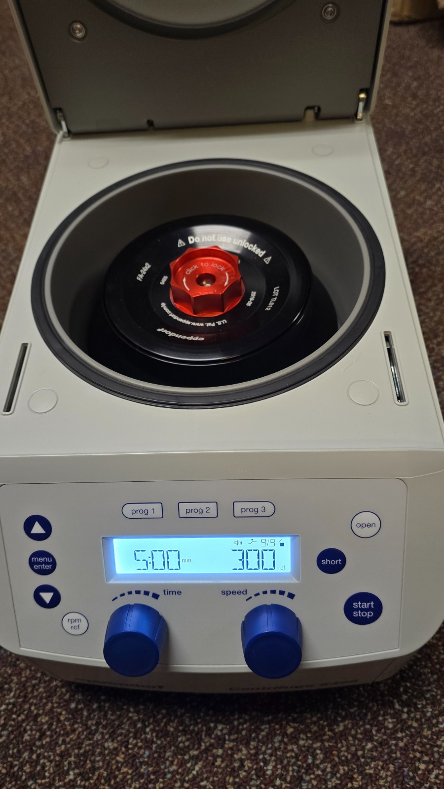 Eppendorf Centrifuge 5425 with Rotor FA-24-2. Used, great condition