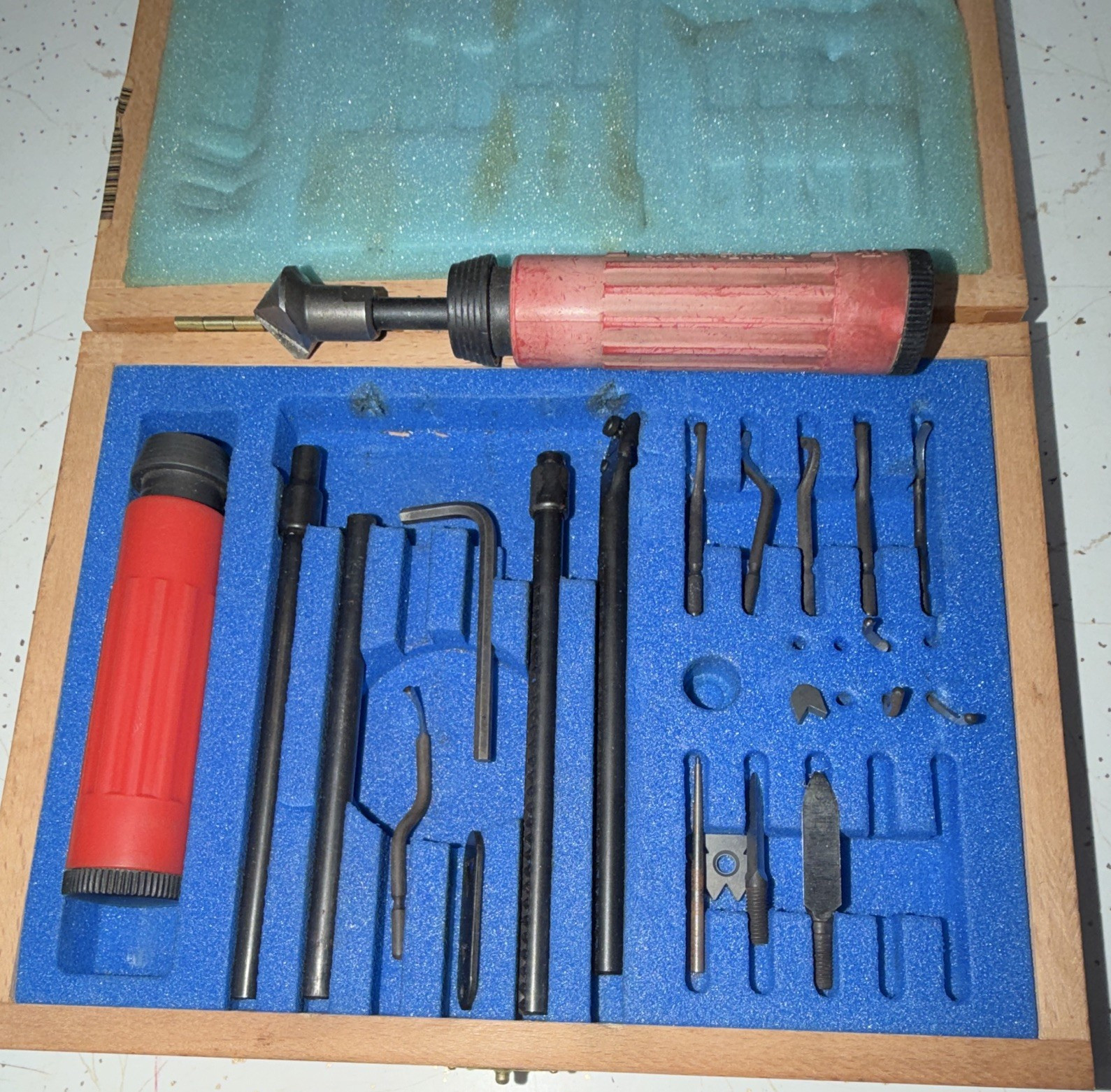 SHAVIV Hand Deburring Tool Kit w/ Assorted Steel Blades, Wooden Case