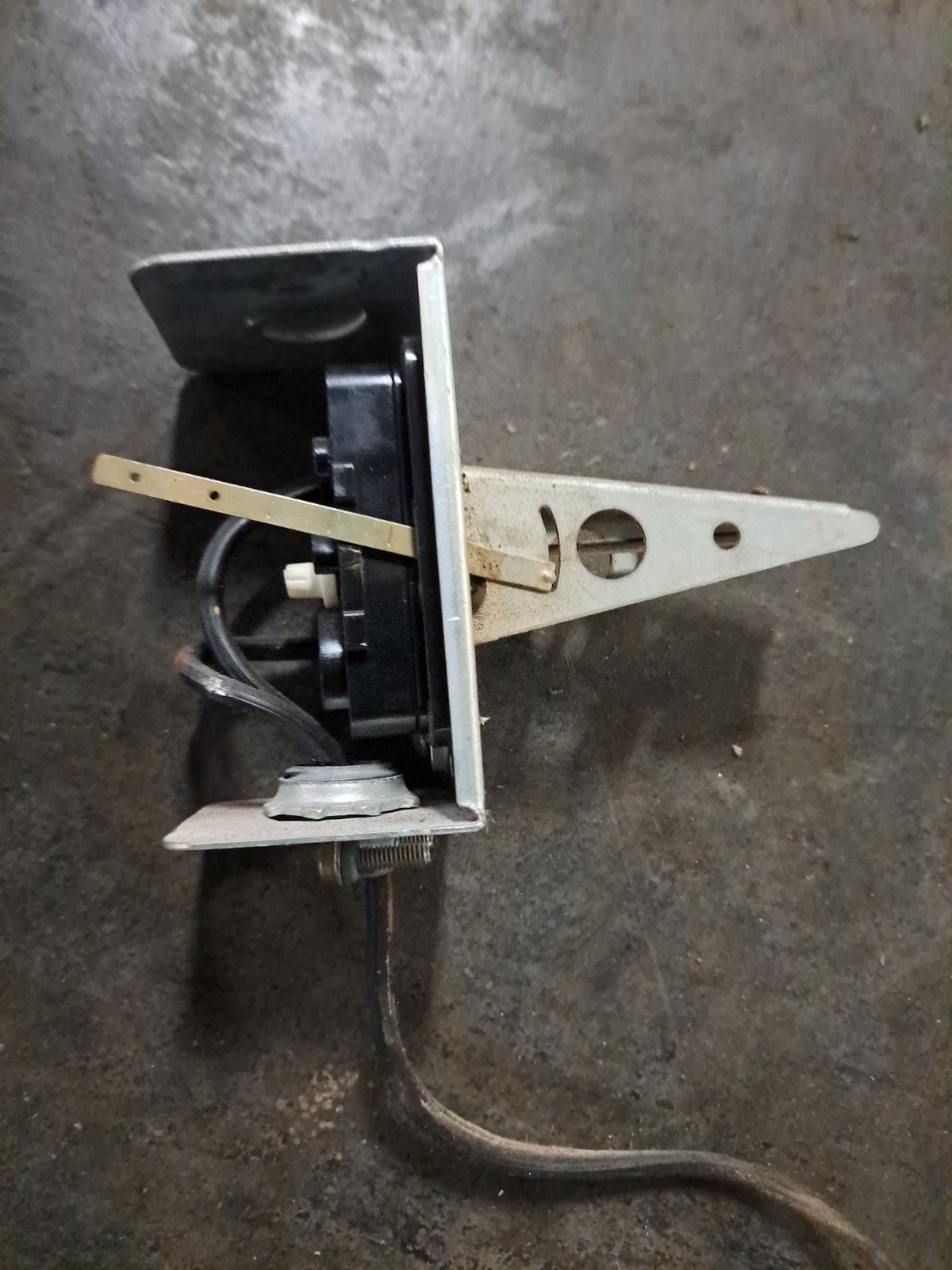 L4068E1005 Honeywell Fan Control, 80° To 120° Adjustable Range Auto or Manual