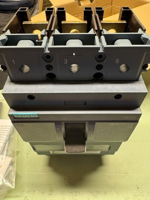 Siemens 3VA5340-6EC31-0AA0 Circuit Breaker 400A 3-Pole 480V NEW OPEN BOX