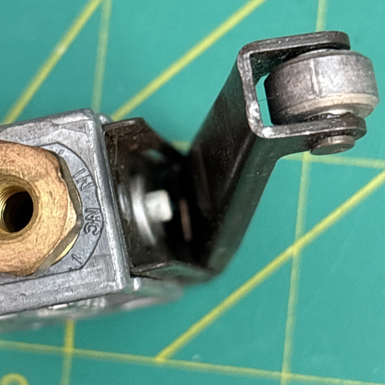 Mead MV-75 Micro-Line 3-Way Roller Lever Pneumatic Valve Body Only