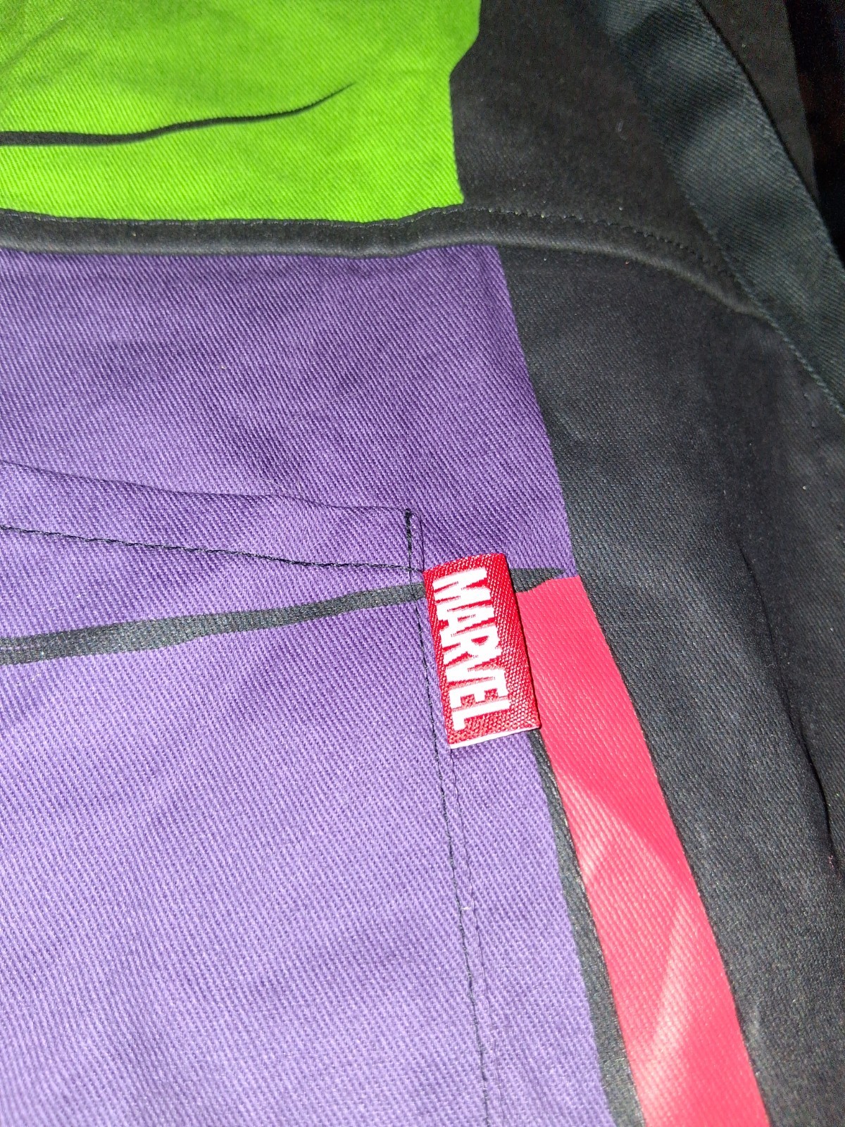 Marvel The incredible Hulk Adult Kitchen Apron Disney Store 38 1/2” H x 28 1/3″