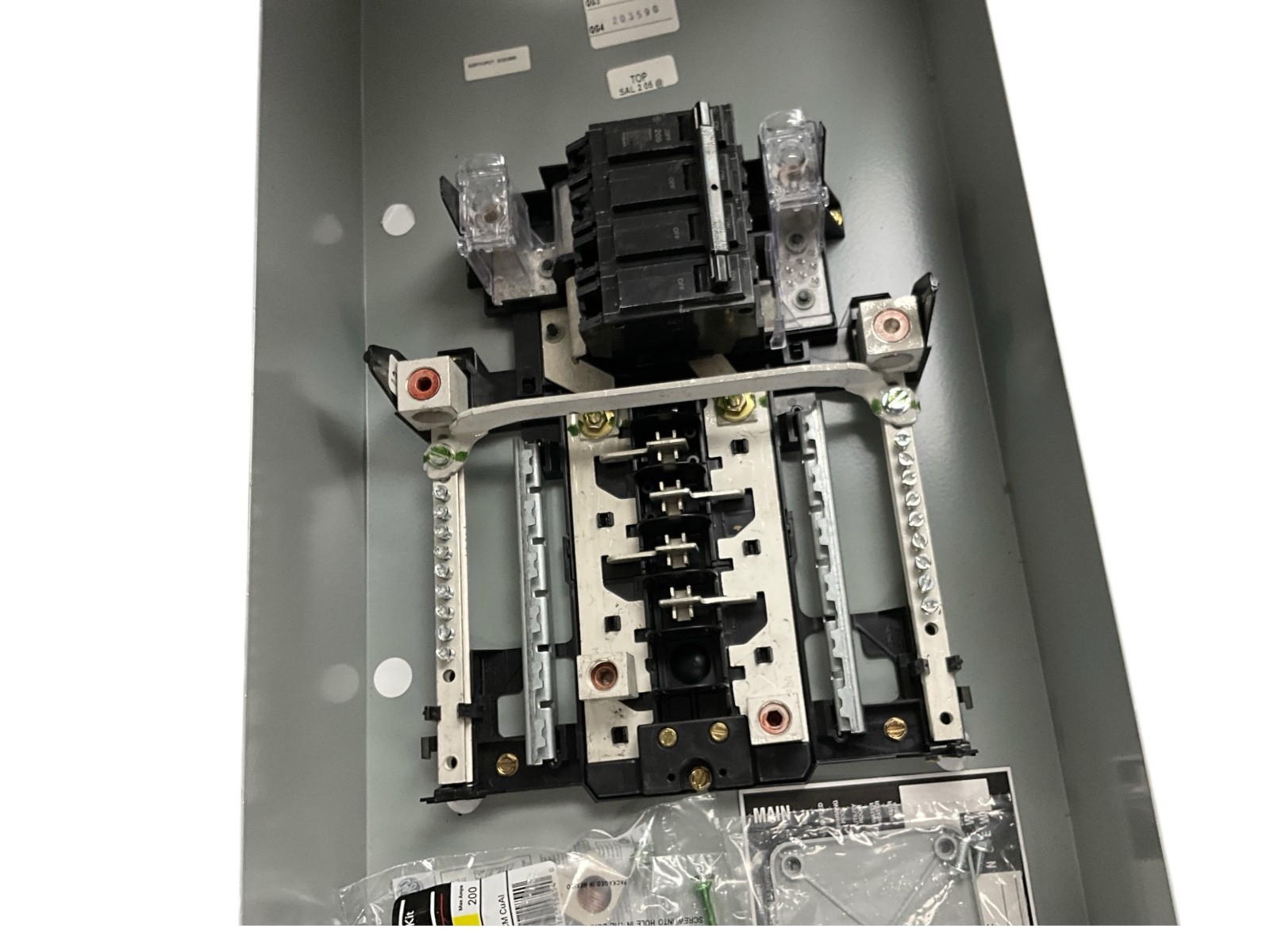 GE Main Breaker Circuit 200 Amp, 8 Spaces, 16 circuits TM820RCUFLP
