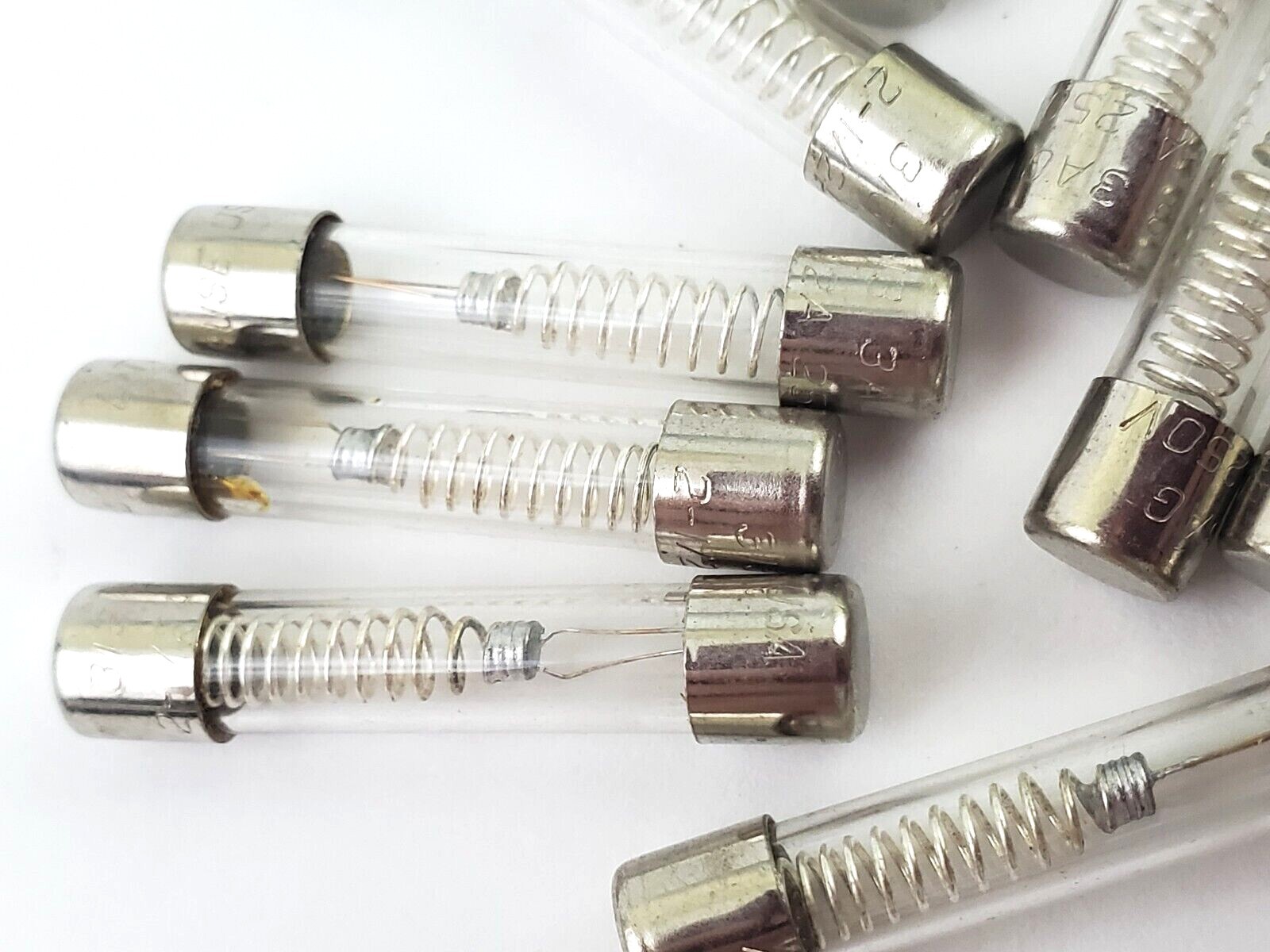 Lot of 10 Littelfuse 313 Vintage Glass Fuses 2-1/2 Amp 250V Slow Blow 1/4 x1-1/4