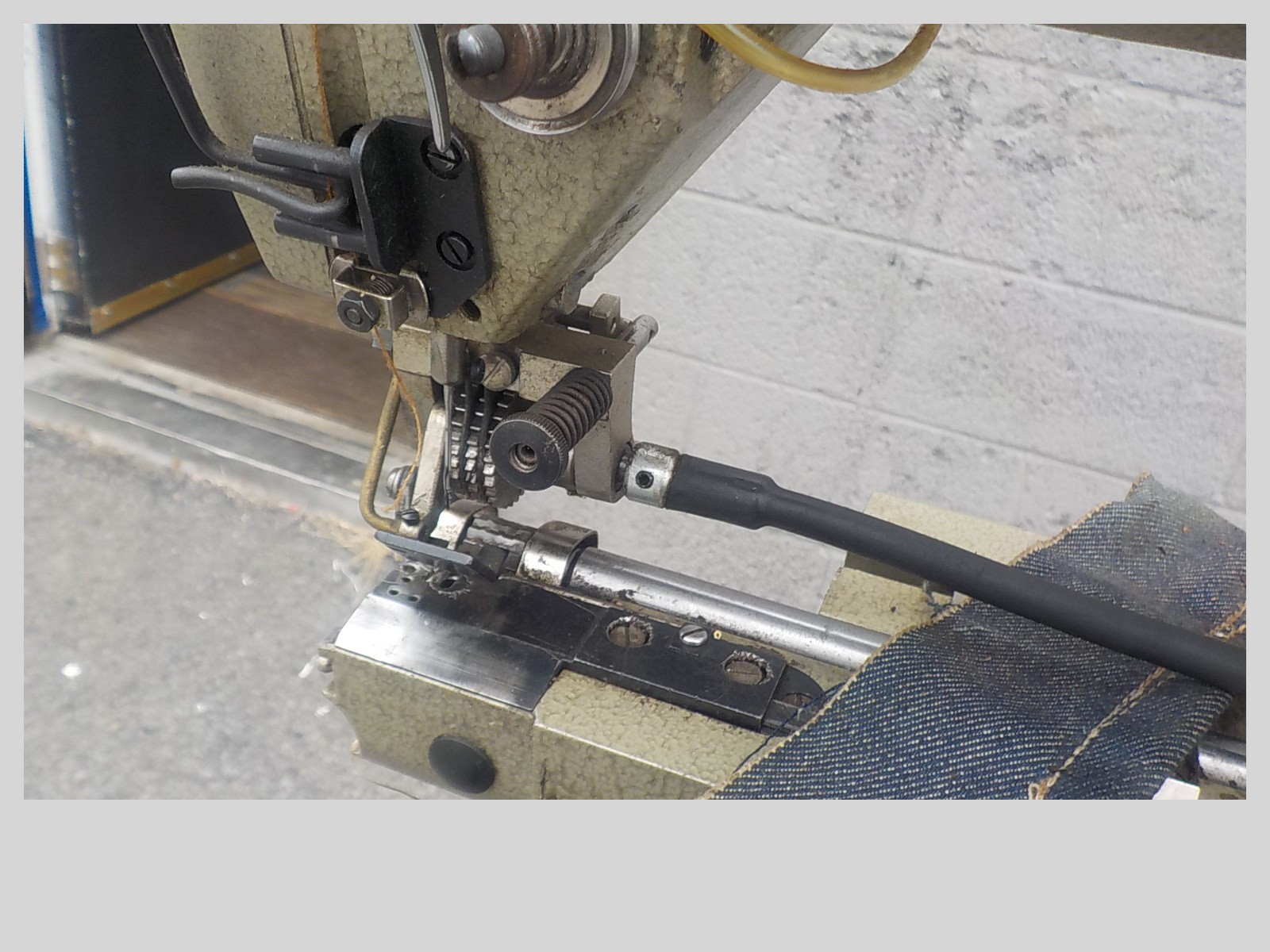 Industrial Sewing Machine Singer 591,one needle with puller ,hemming