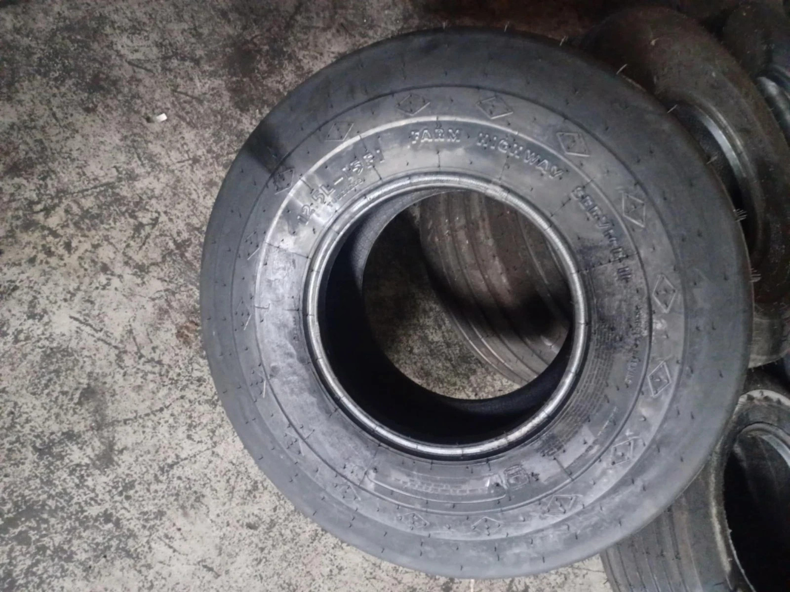 12.5L-15 TIRE NEW COSMETIC BLEM 8PLY HIGHWAY IMPLEMENT 12515 12.5L-15