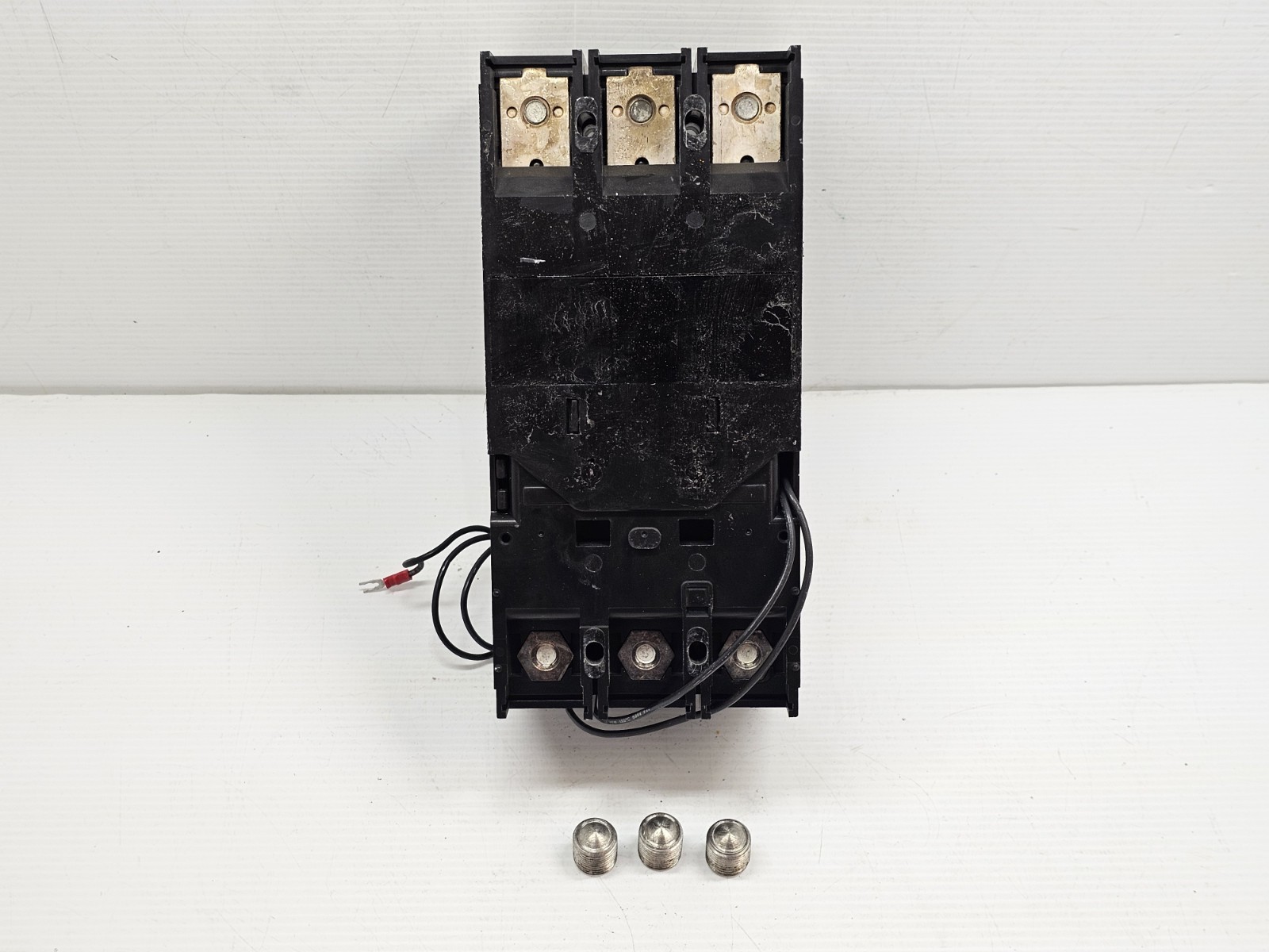 Siemens FXD63B250 Sentron 250A Circuit Breaker 3 Pole 600V Used WITH 6 LUGS