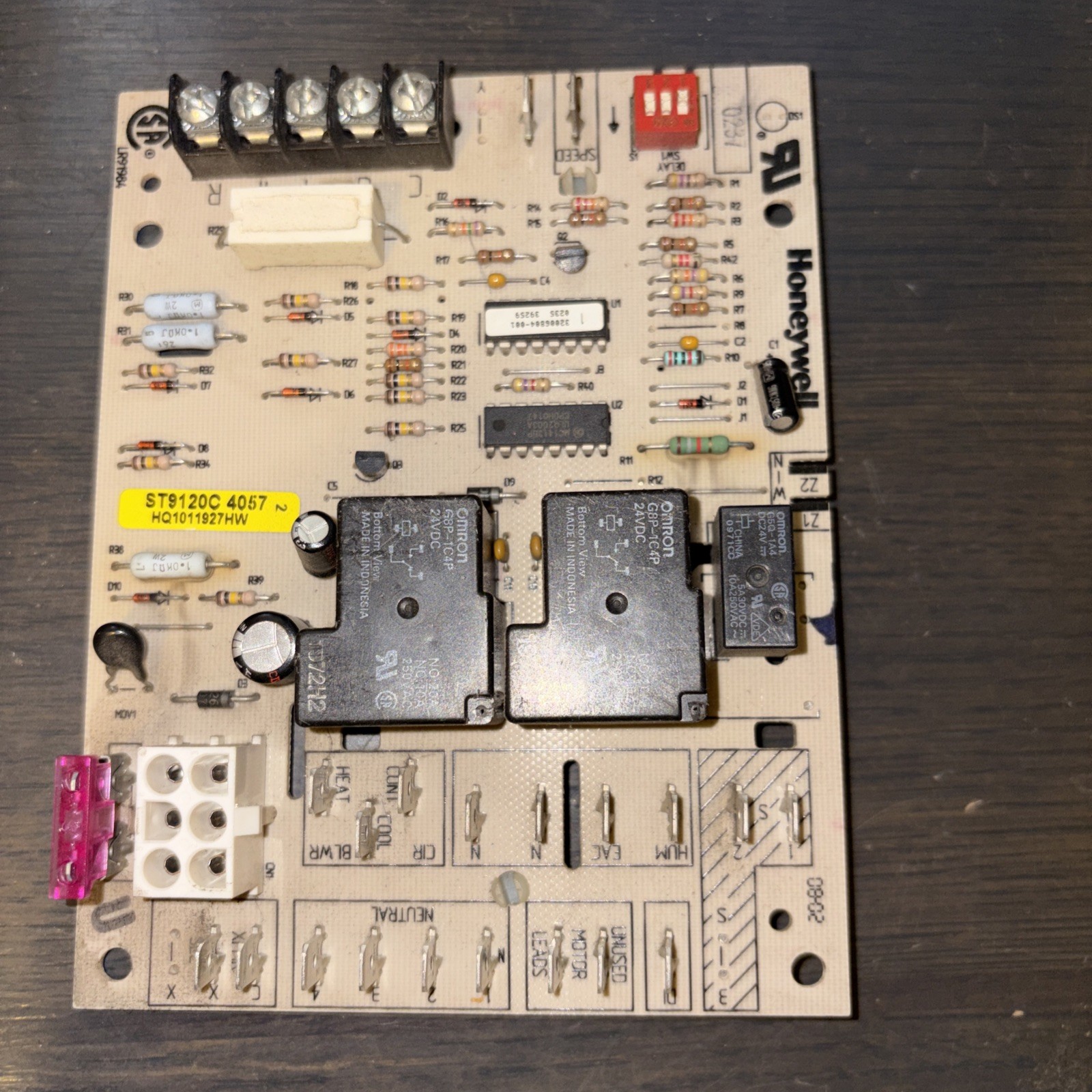 Honeywell ST9120C 4057 Furnace Control Board HQ1011927HW used Working P#130