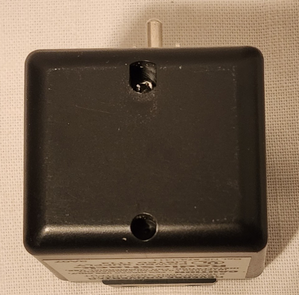 Radio Shack 273-1411 Reverse Converter , Output 240VAC / 60 Hz / 40 W