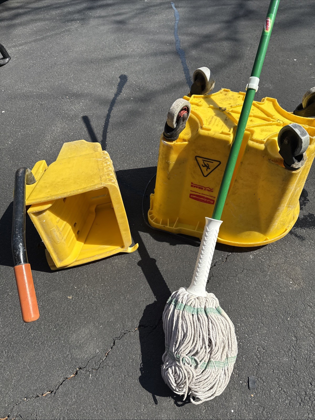 Rubbermaid Commercial Products Wavebrake 35Qt With Mop – Yellow