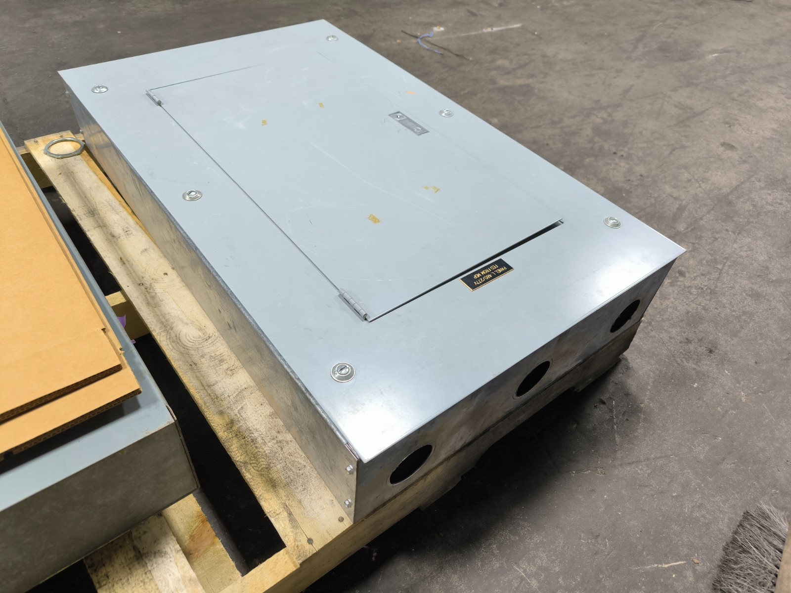 GE General Electric NHB Lug Panelboard 100 Amp 120/208V 3 PH 4W 32 Space Key