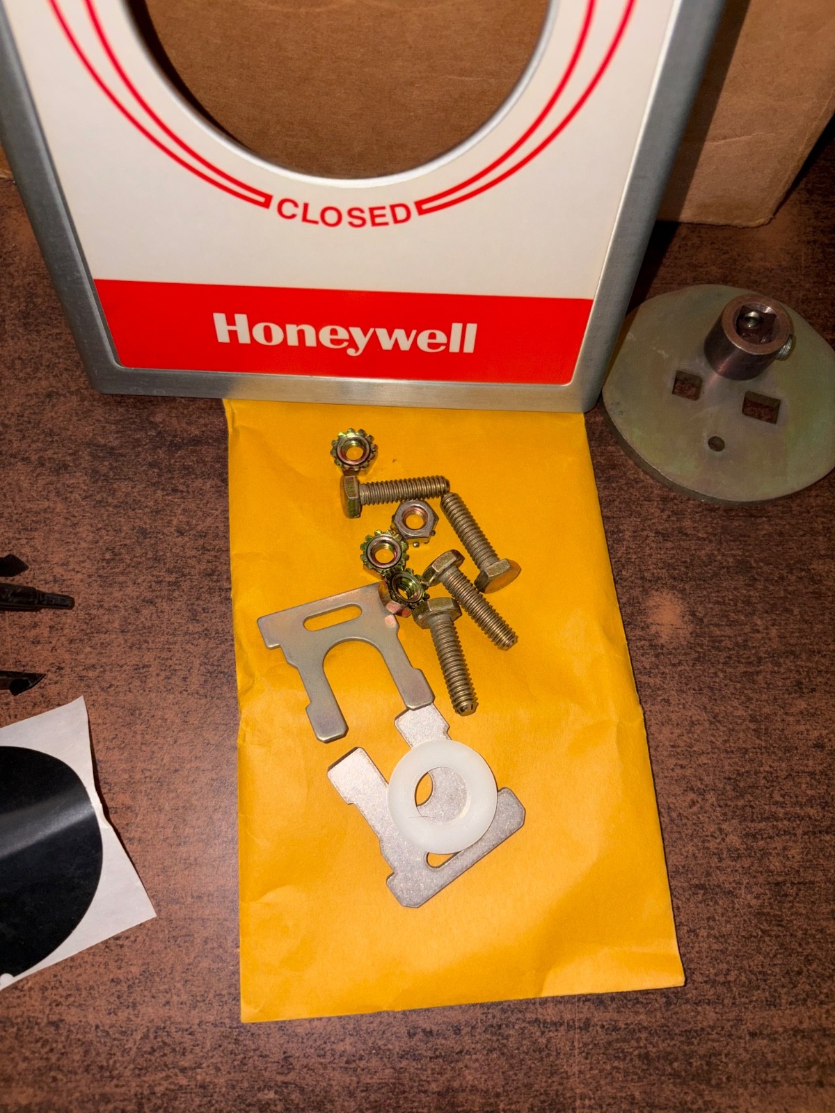 NOS HONEYWELL Q5001D1018 VALVE BRACKET & LINKAGE LIFT 3/4” S10