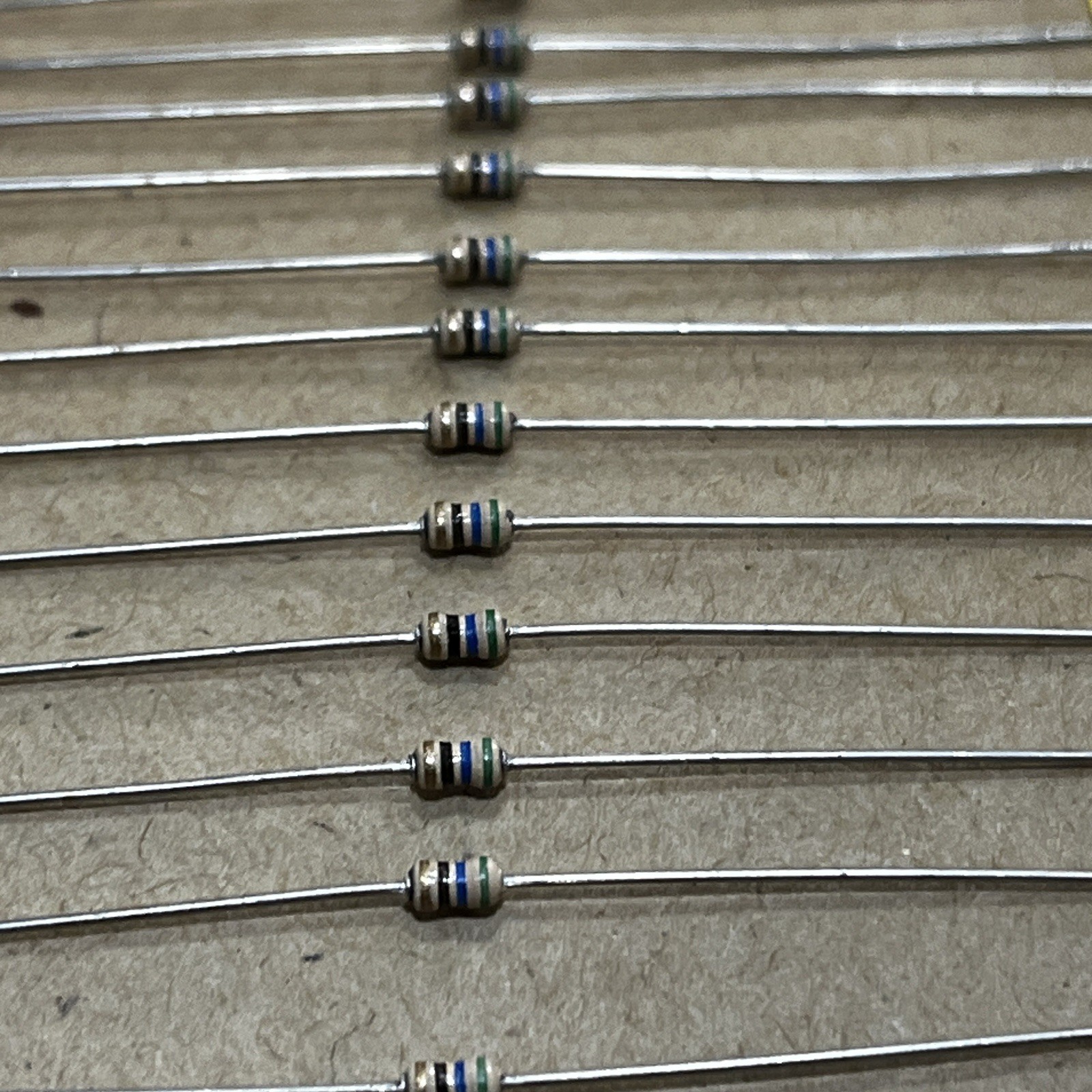 50PCS 560 Ohm 1/4W 10% Carbon-Film Resistors, KOA, Axial, Through-Hole