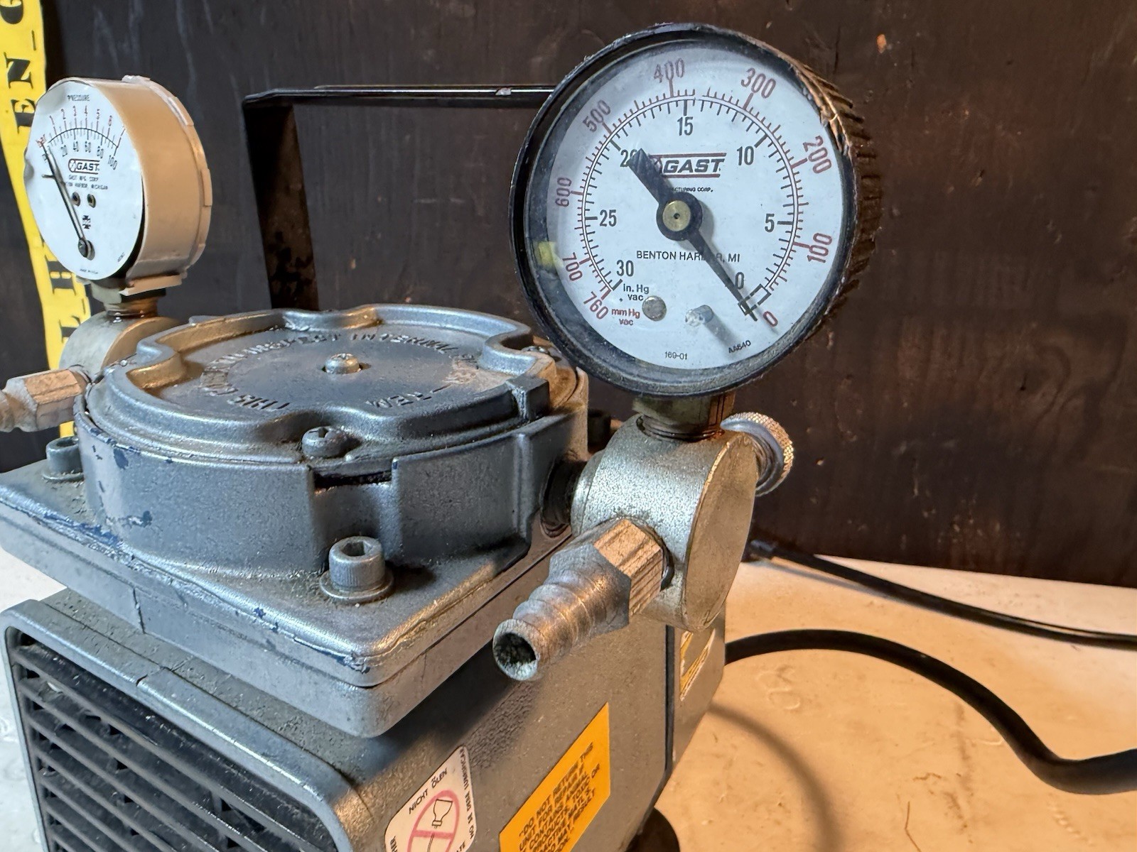 THOMAS SCIENTIFIC DOA-P104E-AA GAST DIAPHRAGM VACUUM PRESSURE PUMP 115V