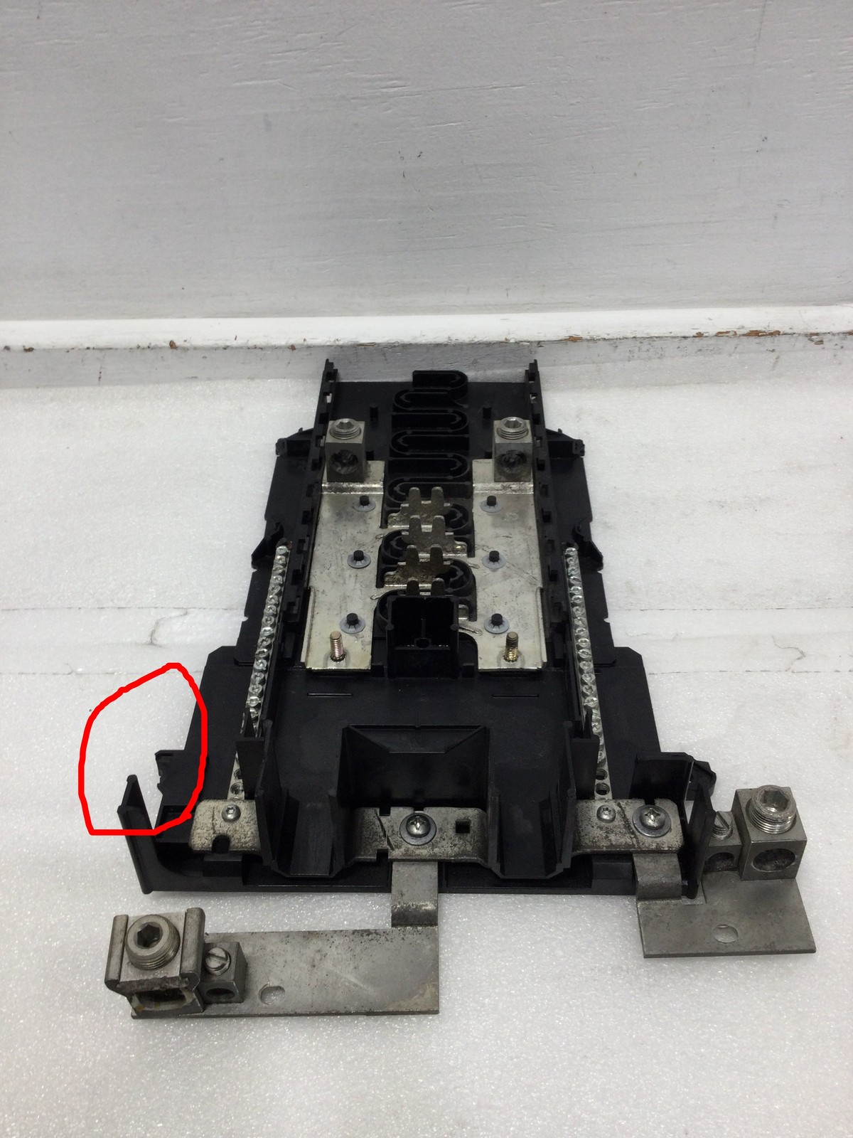 Square D HOM816M200PFTRB 200 Amp 4 Space Load Center Guts Only 11″ x 18″ – Flaw