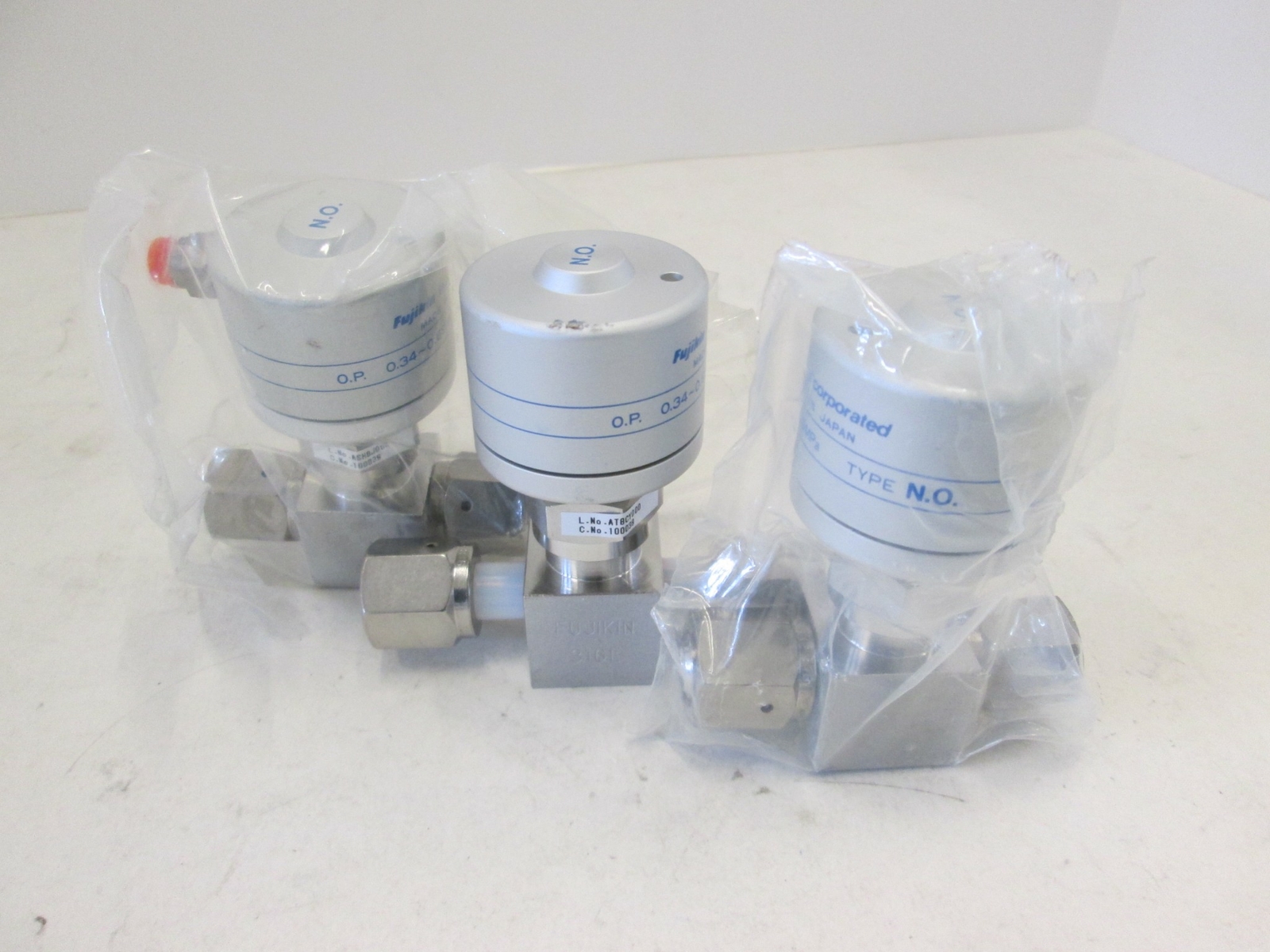 Fujikin, O.P. .34 -.69 MPa Pneumatic Valve, N.O, 316L, 1/4 FVCR, Used, Lot of 3