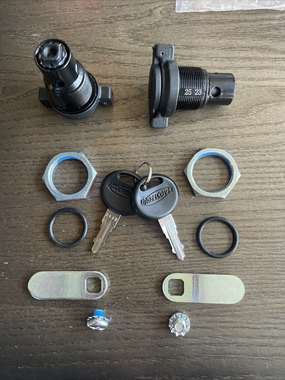 UNDERCOVER TONNEAU HEAVY DUTY COVER LOCK KIT (2 LOCKS) W/ MOUNTING HARDWARE KEYS