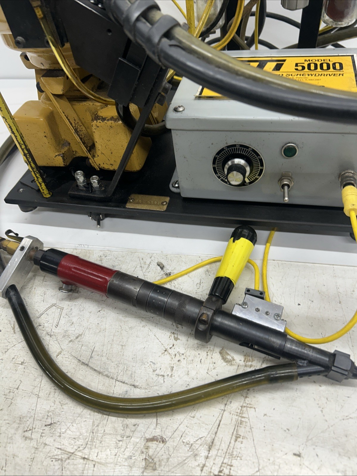 DTI 5000 Automatic Feed Screwdriver. Industrial Automatic Blow Feed Screw Gun.