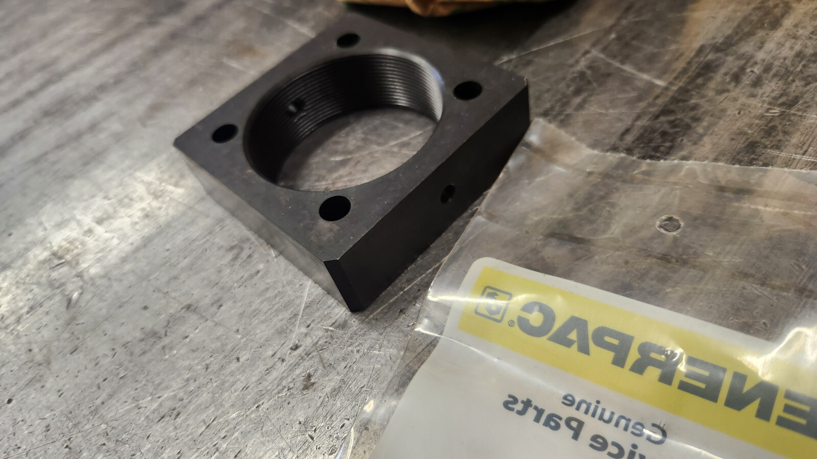 ENERPAC AW19 2.500-16 UN in Thread, Cylinder ACC Mounting Block Flange . NEW